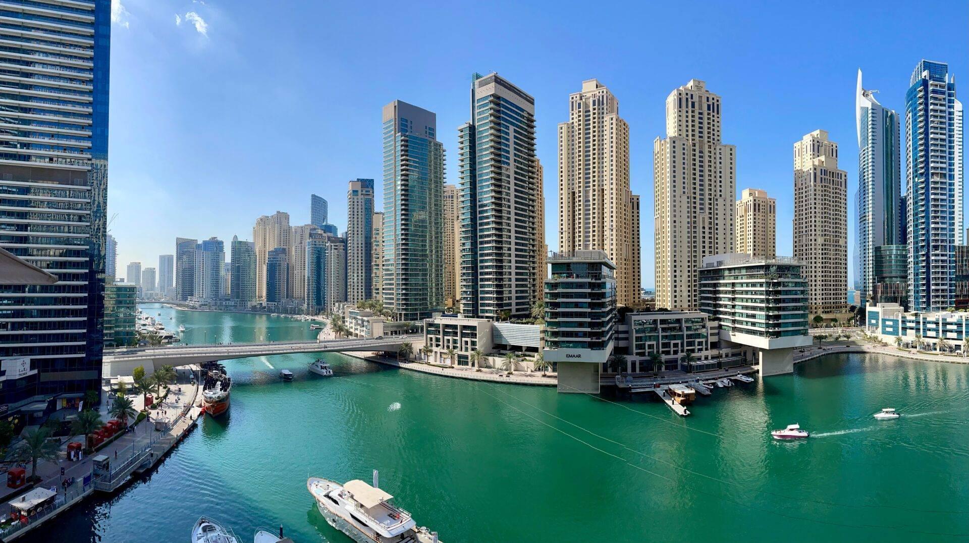 Skyline von Dubai mit Wolkenkratzern und Wüste, Vereinigte Arabische Emirate