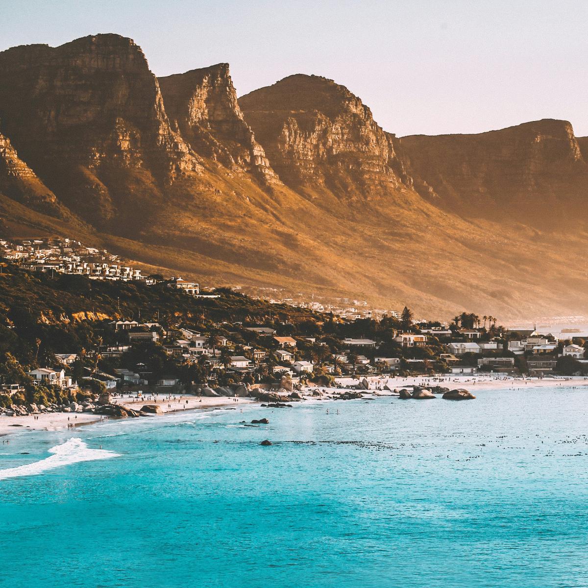 Reisender in Südafrika mit Blick auf eine Savannenlandschaft