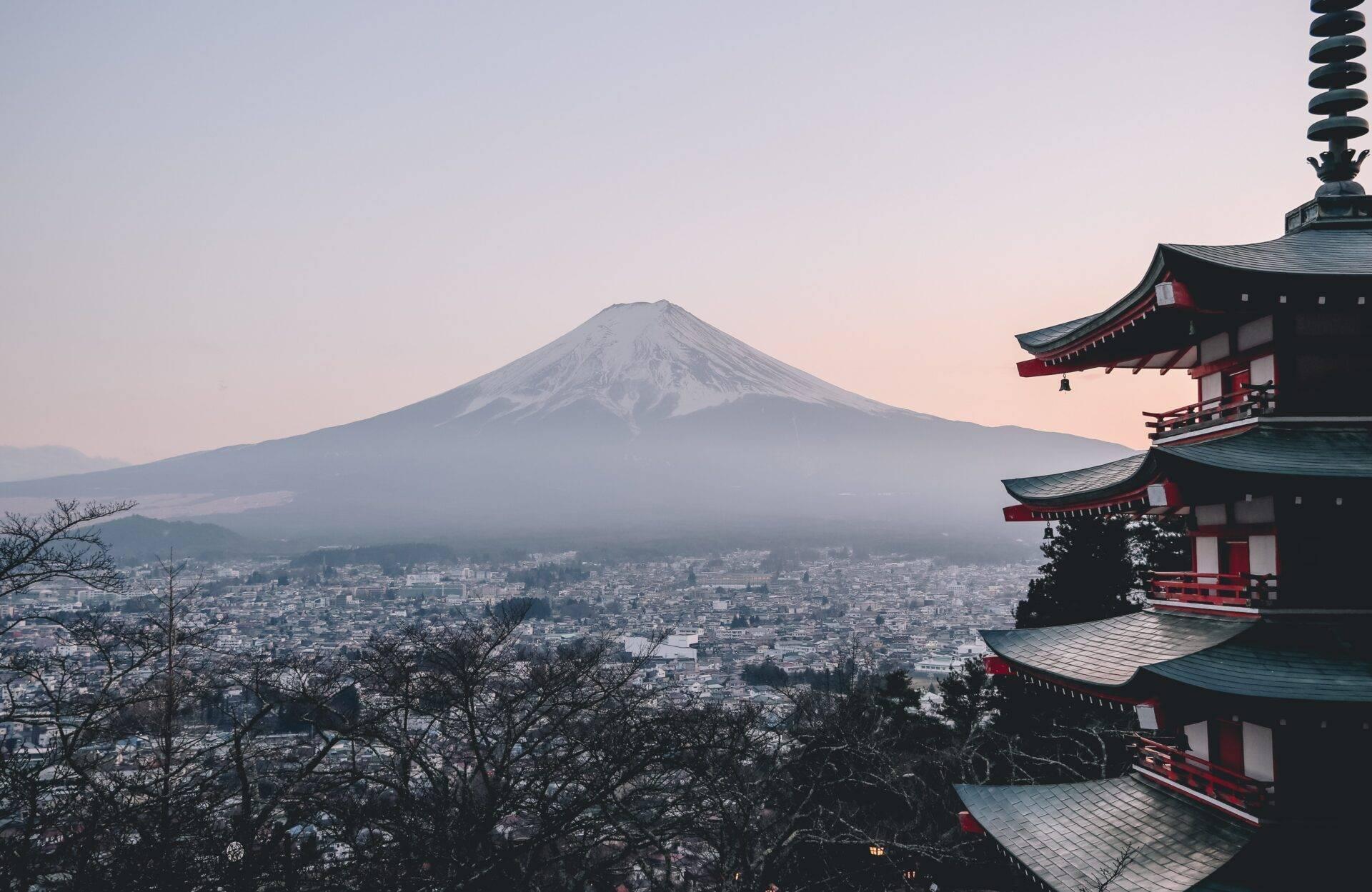 Blick auf den Fuji aus einem Zugfenster, Reisender in Japan