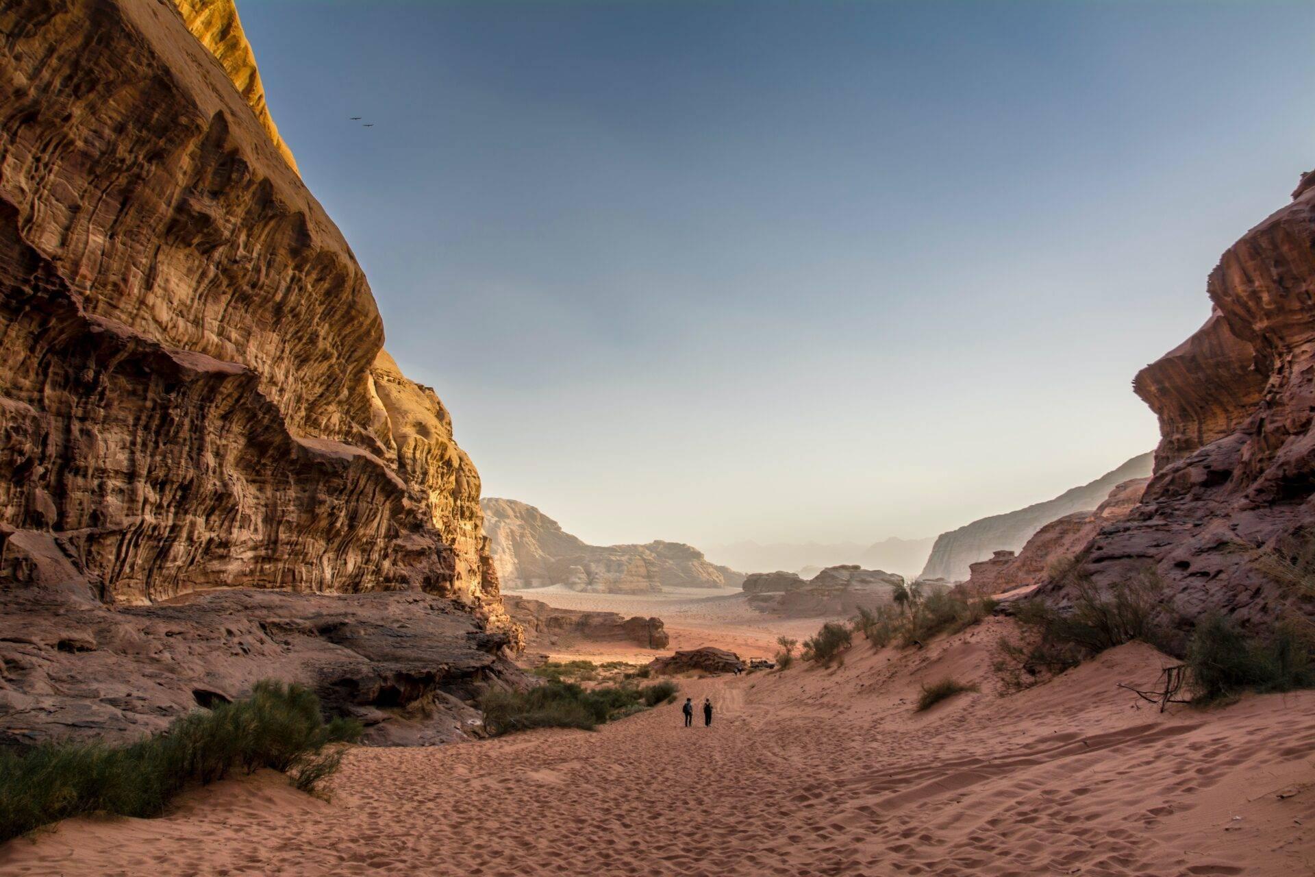 Reisender vor den Ruinen von Petra, Jordanien