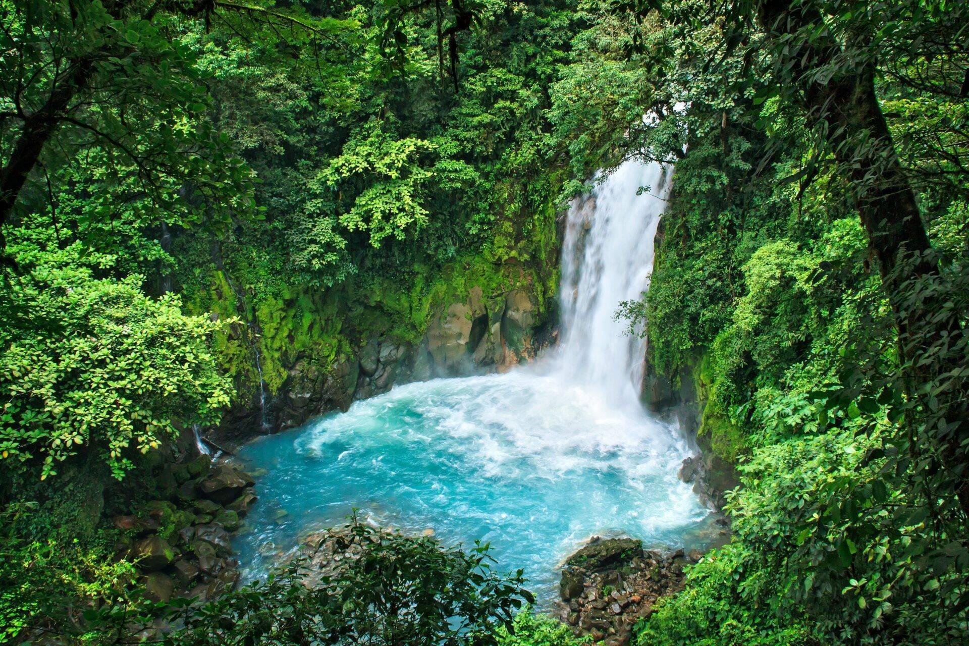 Reisender vor einer tropischen Landschaft in Costa Rica