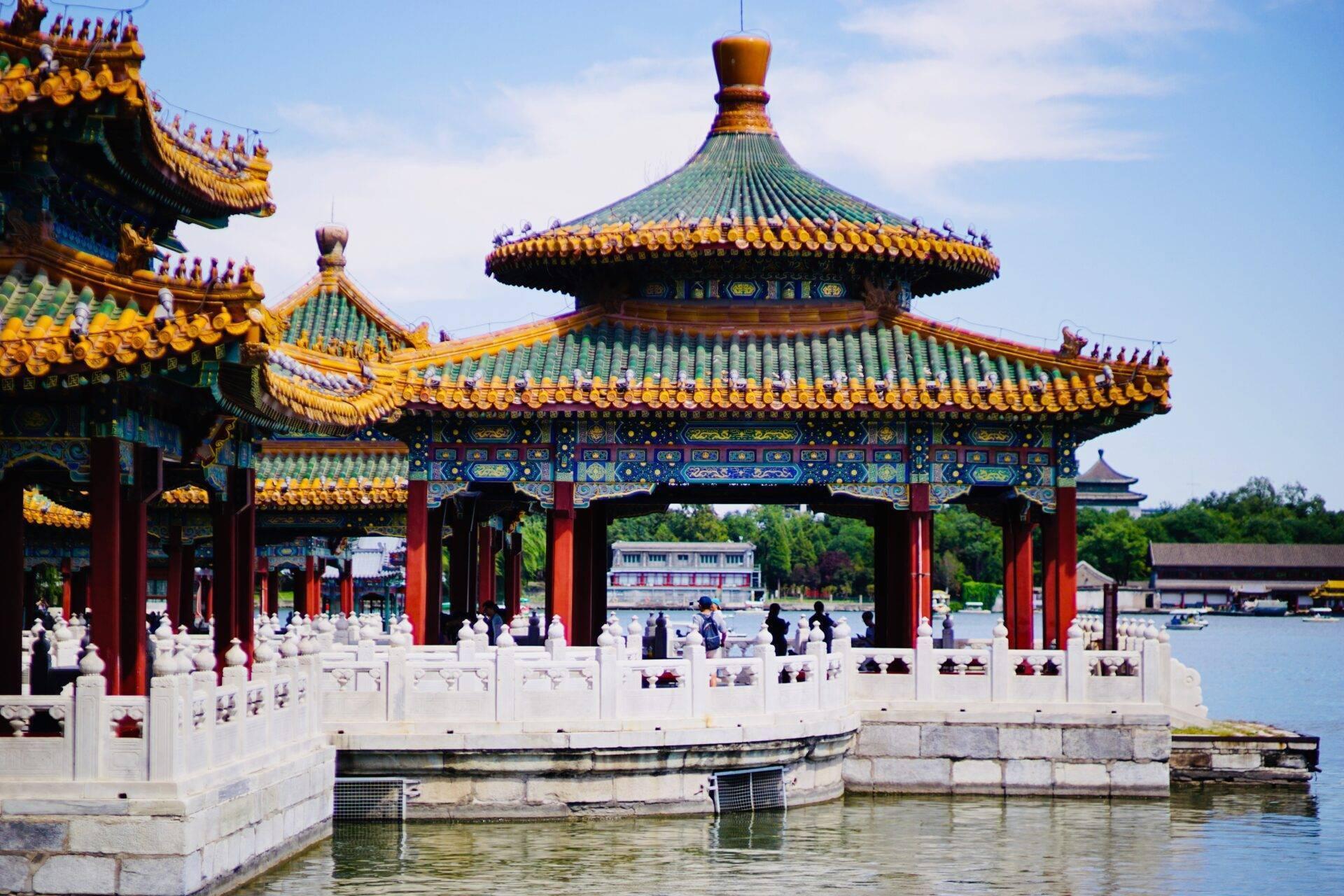 Reisender vor der Chinesischen Mauer unter klarem Himmel