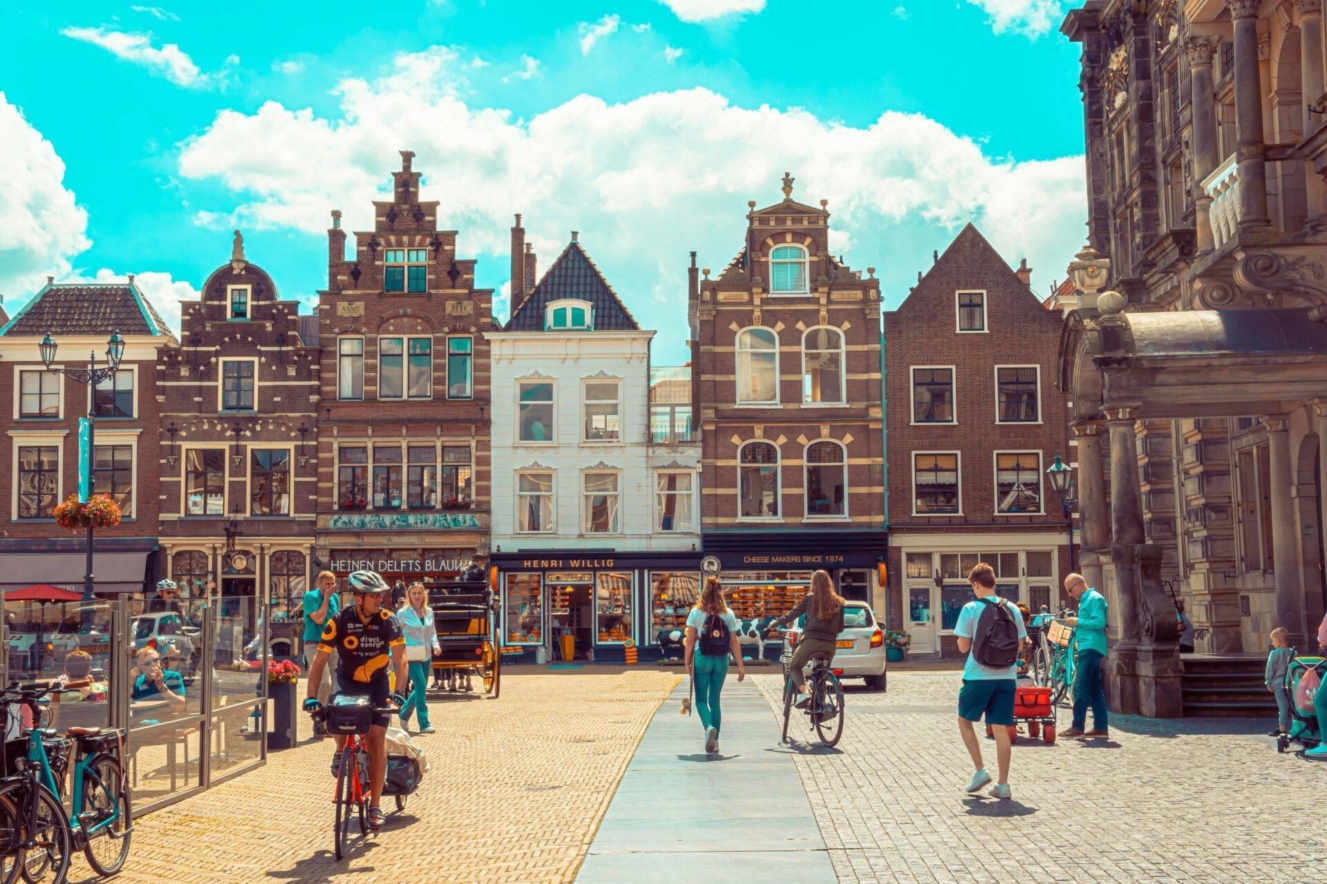 Amsterdamer Grachten mit Fahrrädern und typischen Giebelhäusern, Reise in die Niederlande