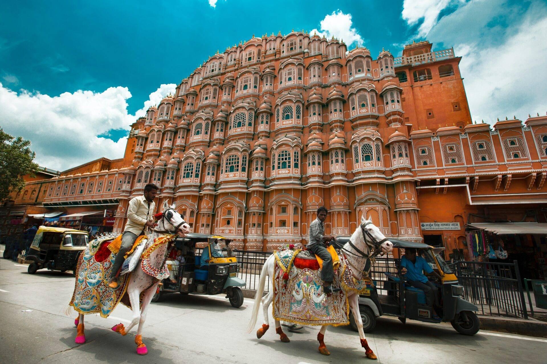 Reisender vor dem Taj Mahal in Indien beim Vorbereiten seiner Reiseversicherung