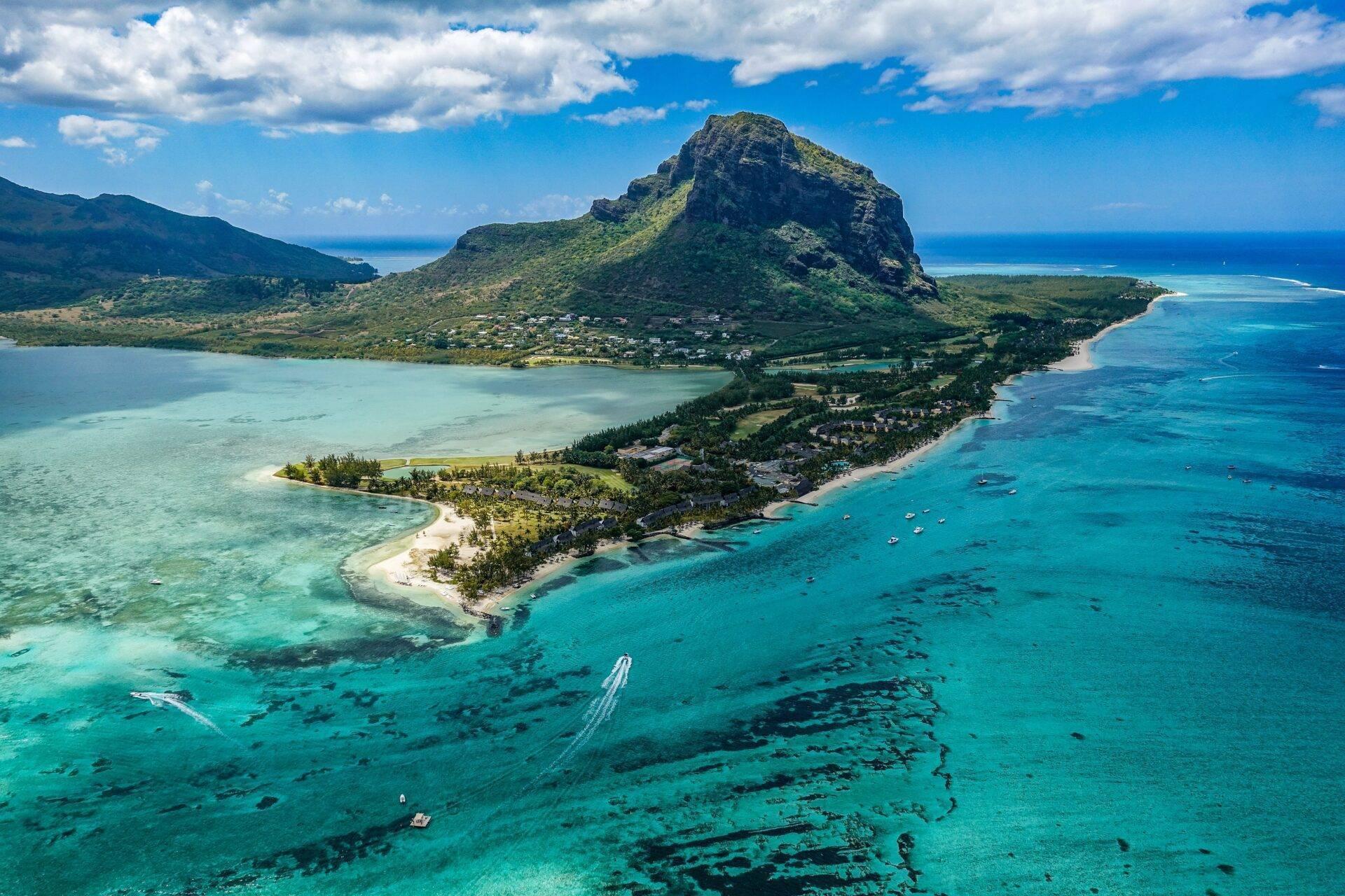 Türkisfarbene Lagune und weißer Sandstrand auf Mauritius im Indischen Ozean