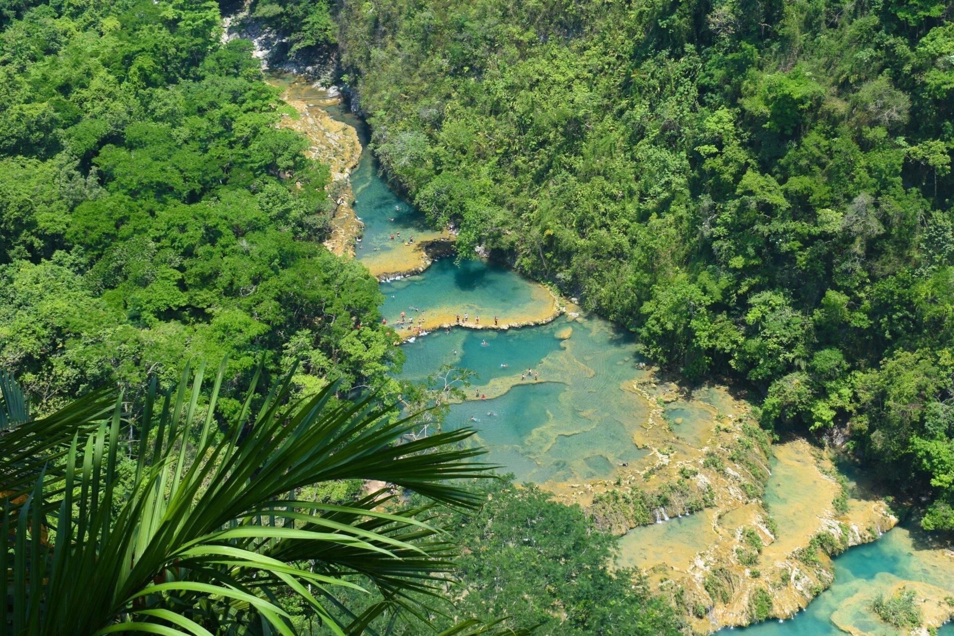 Blick auf einen guatemaltekischen Vulkan vom Ufer des Lago Atitlán, Guatemala