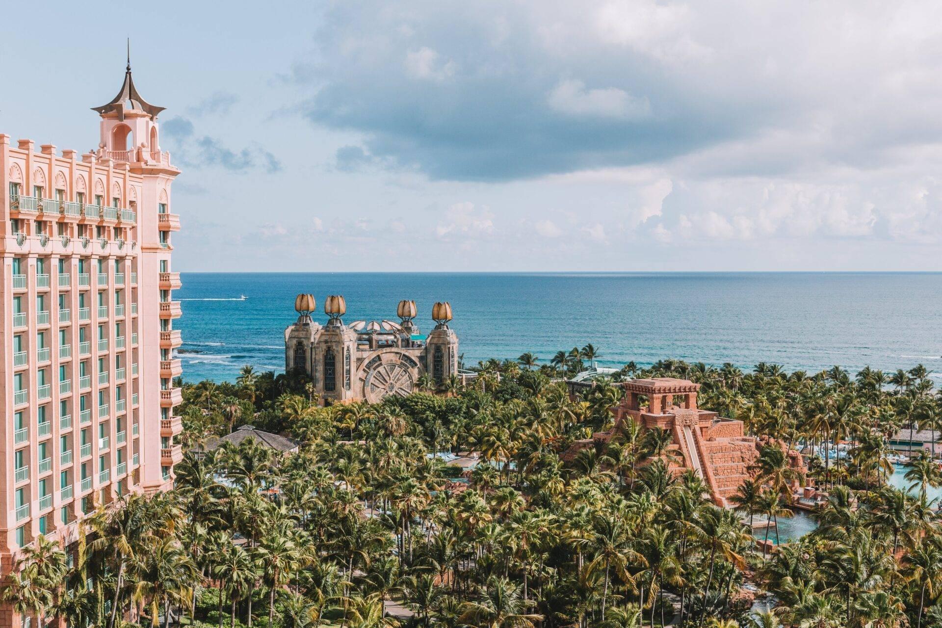 Luftaufnahme der Inseln und türkisfarbenen Gewässer des Bahamas-Archipels