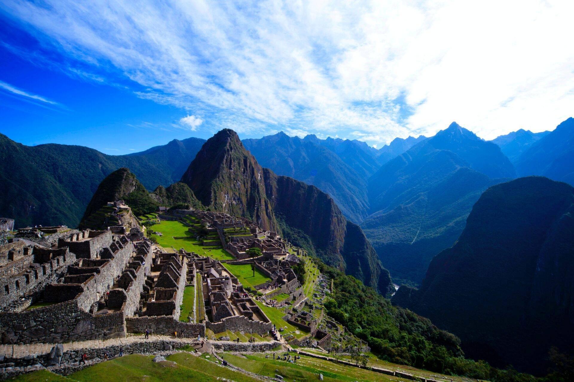 Reisender in großer Höhe vor den Anden in Peru