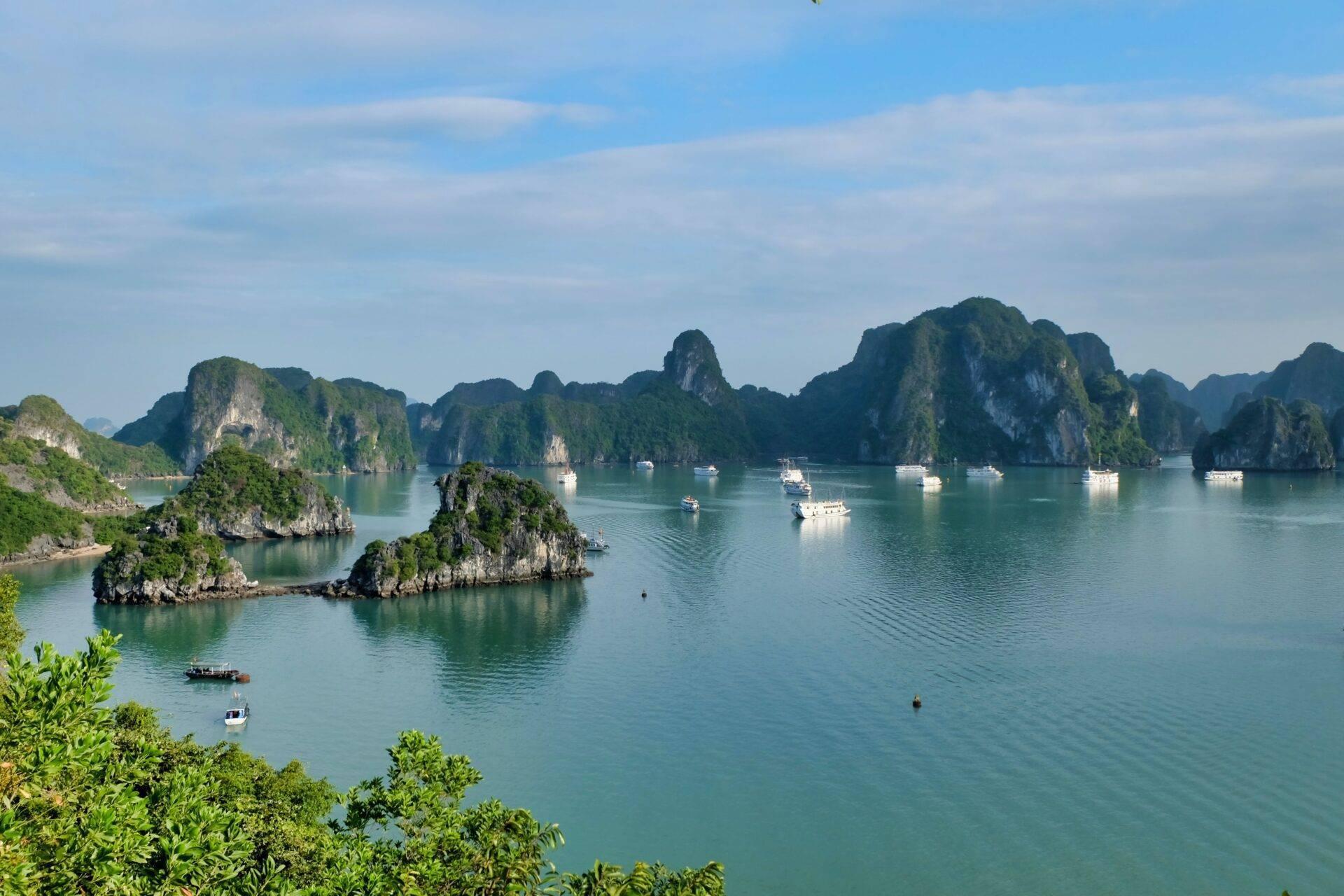 Panoramablick auf die Halong-Bucht in Vietnam, ein Reiseziel, das eine gute Versicherung verdient