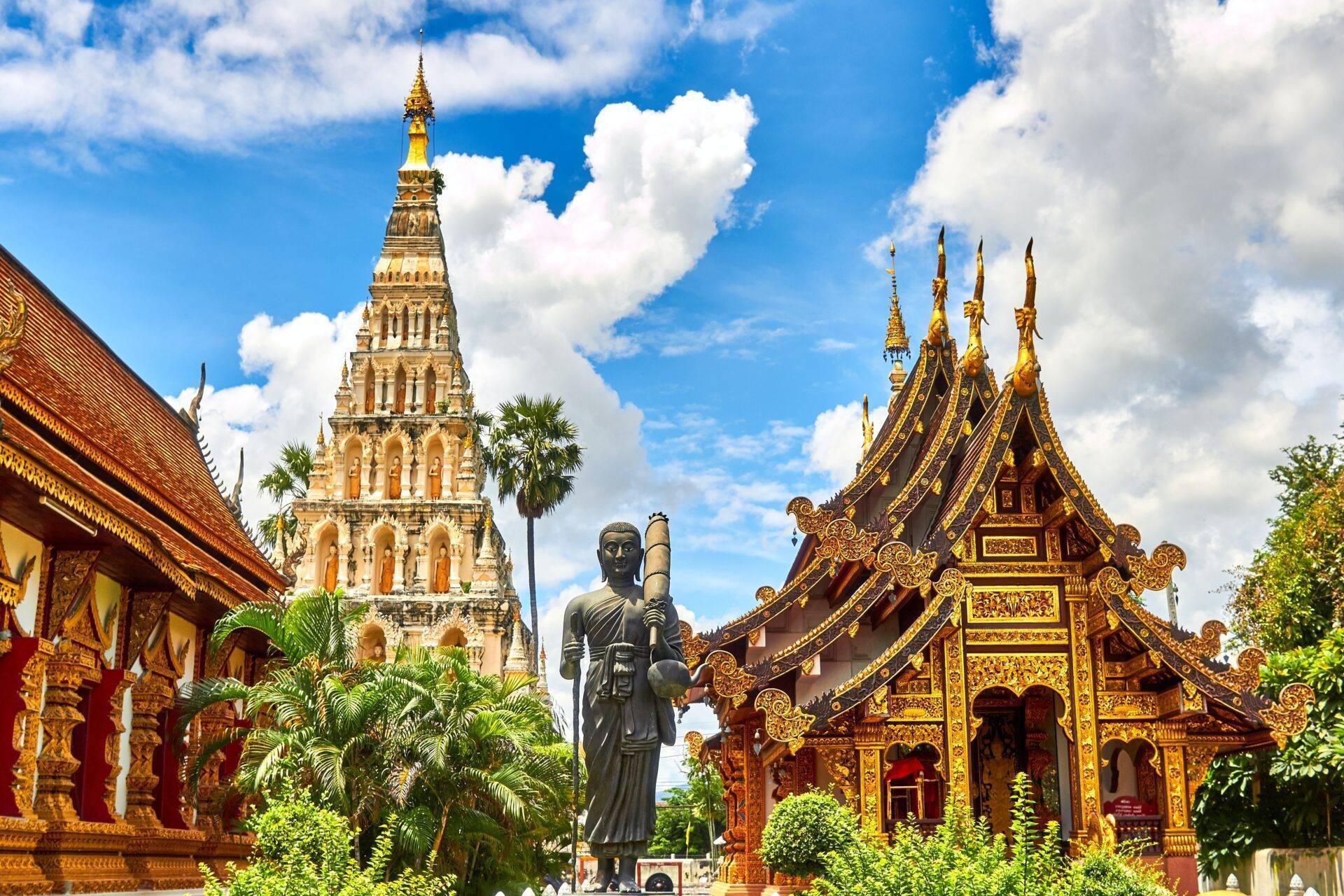 Reisender vor den Tempeln Bangkoks, Thailand