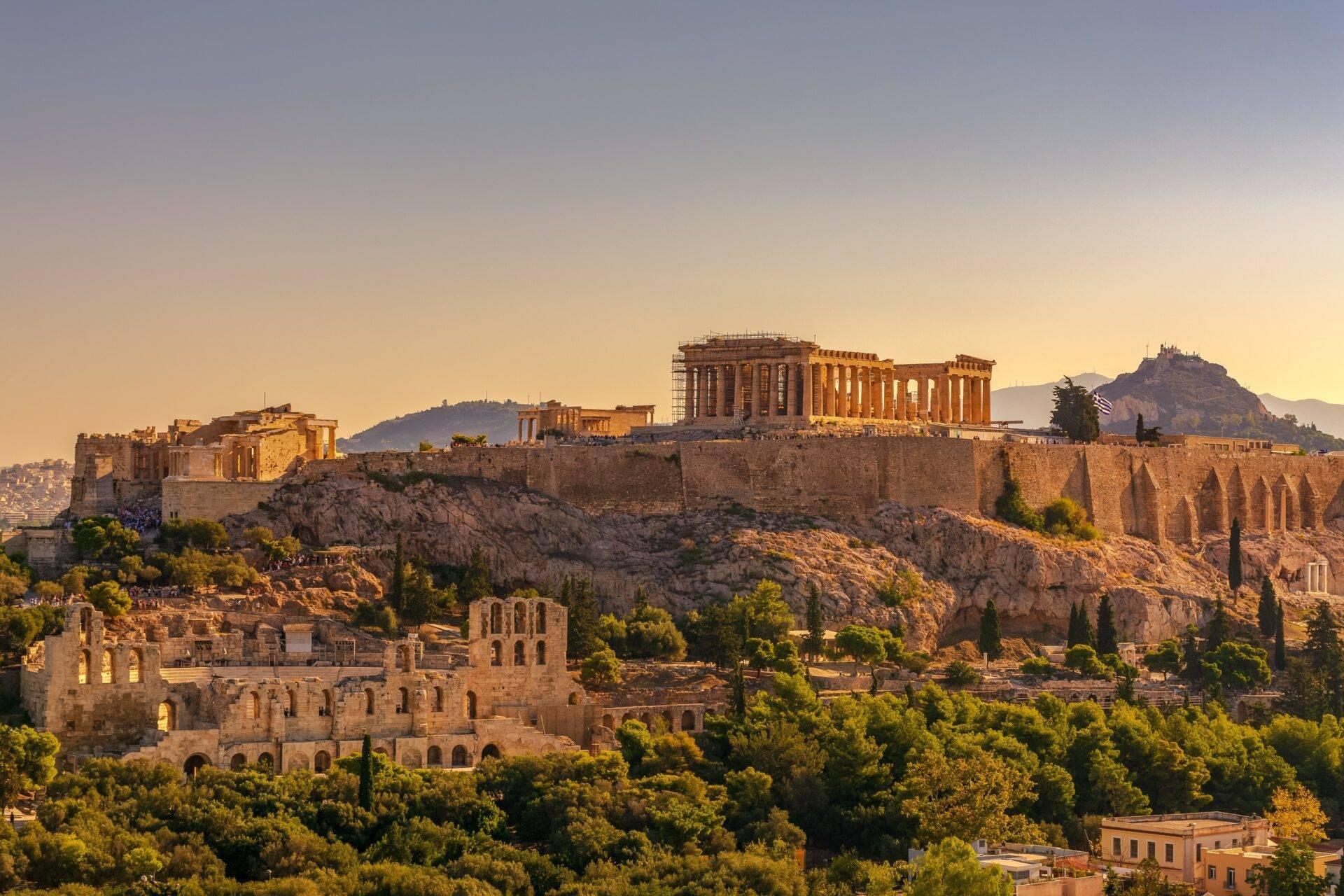 Griechische Küstenlandschaft mit der Ägäis und den charakteristischen weißen Häusern