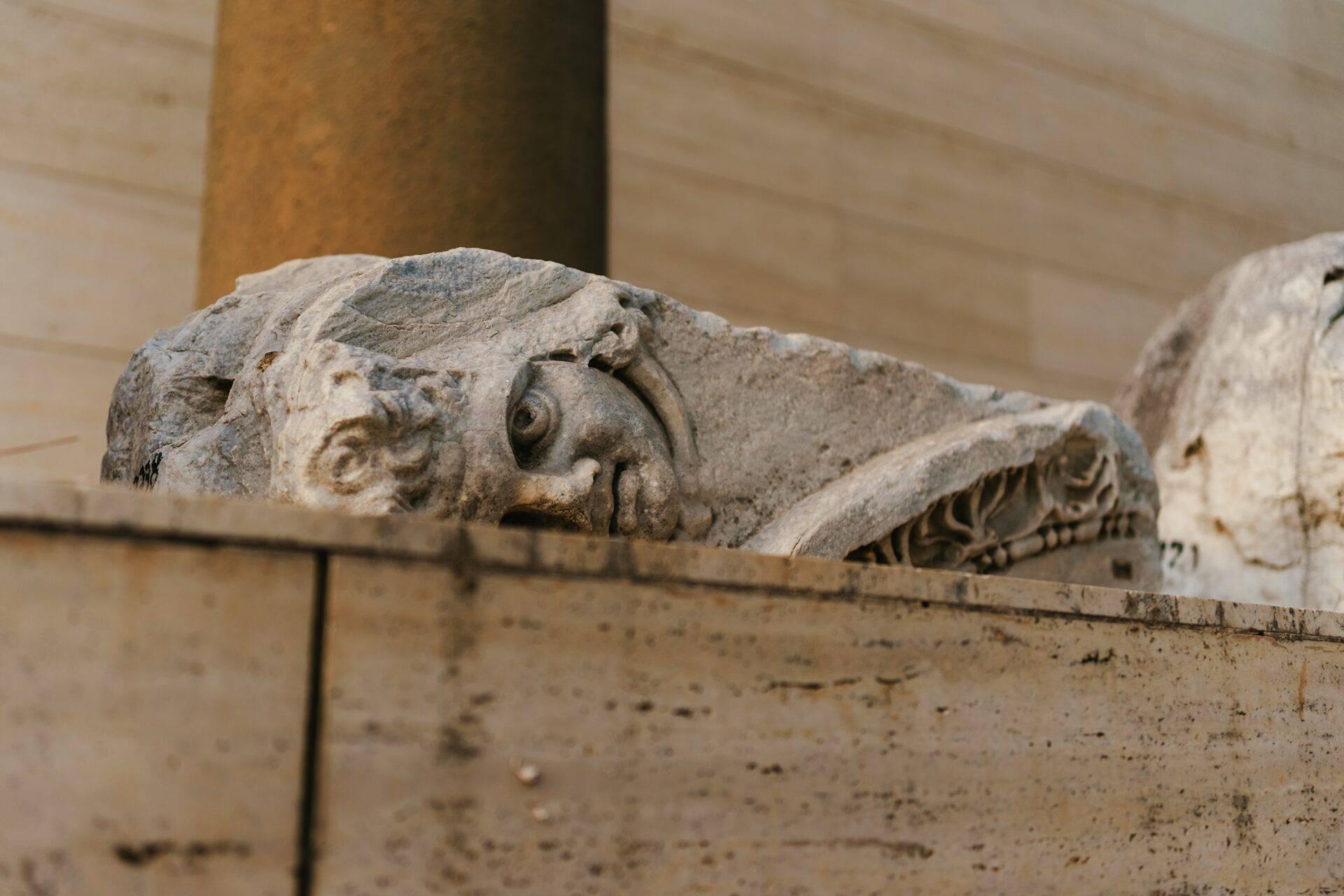 Dettaglio di sculture ornamentali in pietra su un fregio architettonico di un edificio storico
