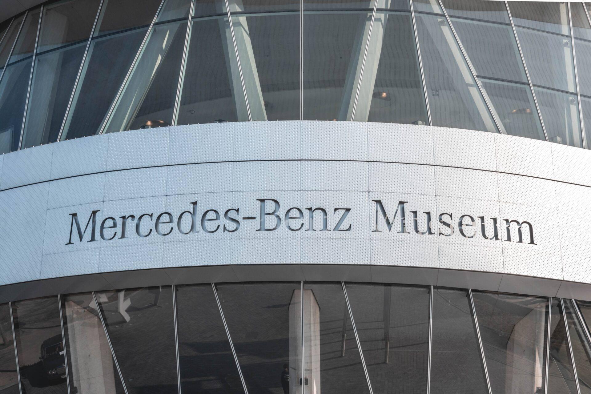 Facciata moderna del museo Mercedes-Benz con la sua insegna distintiva e le vetrate contemporanee