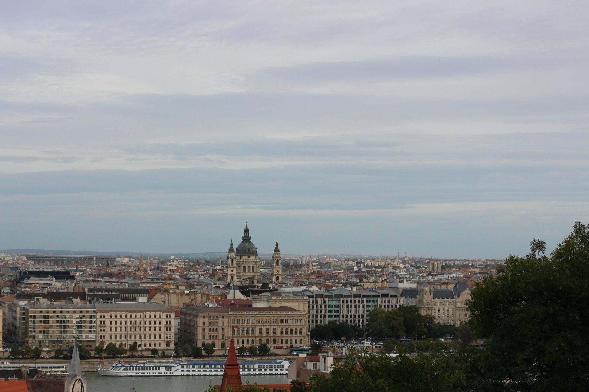 Vista panorámica de una ciudad europea con basílica imponente a orillas de un río y arquitectura histórica