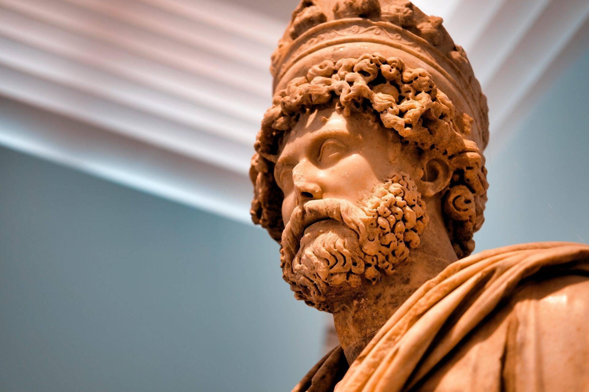Dettaglio di una scultura in terracotta raffigurante un uomo barbuto all’antica, esposta in un museo
