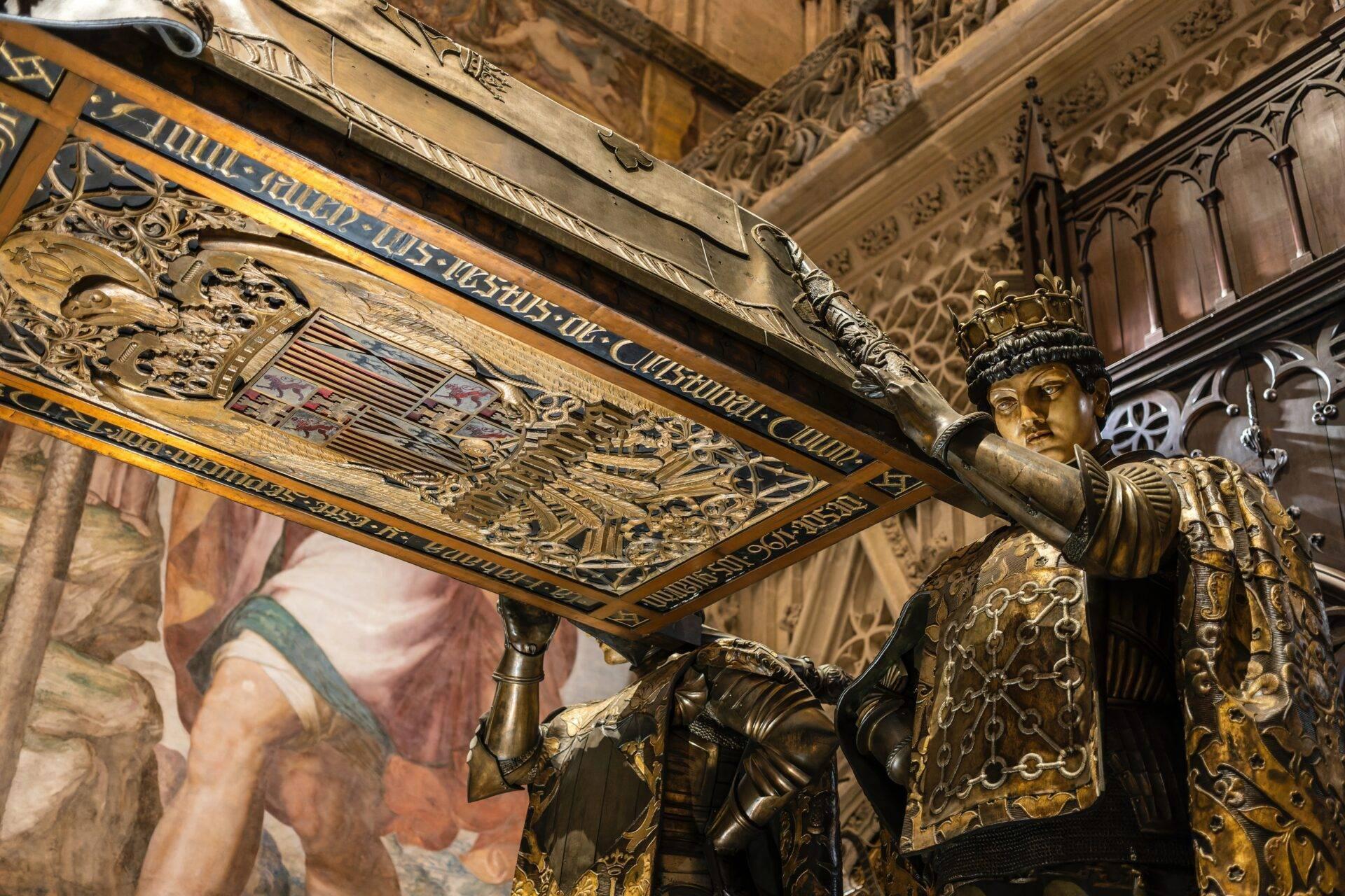 Dettaglio architettonico dorato di un interno palatino spagnolo con statua reale incoronata e decorazioni ornamentali riccamente scolpite