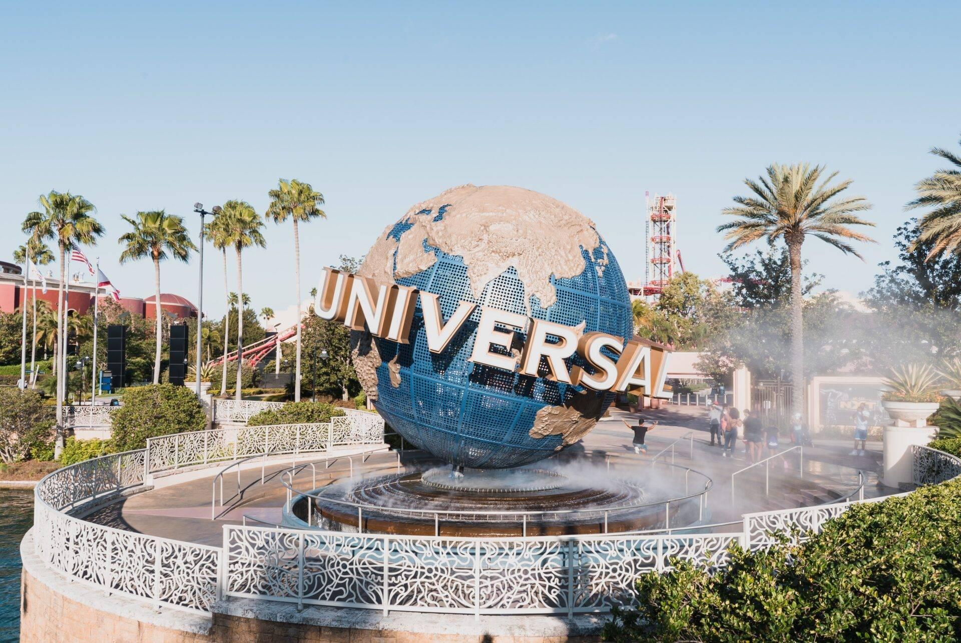 Der blaue und beige Erdglobus von Universal Studios mit Palmen und Springbrunnen