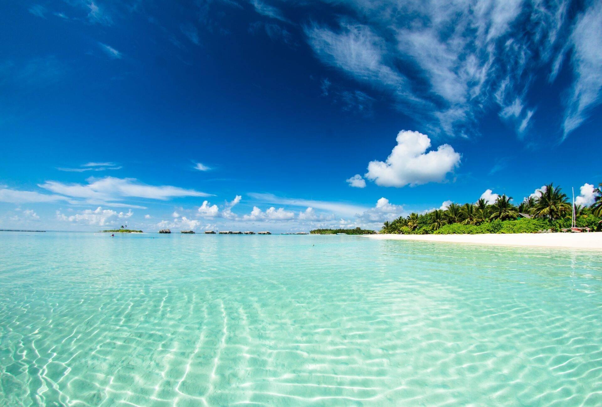 Überwasserbungalows auf den Malediven mit türkisblauer Lagune