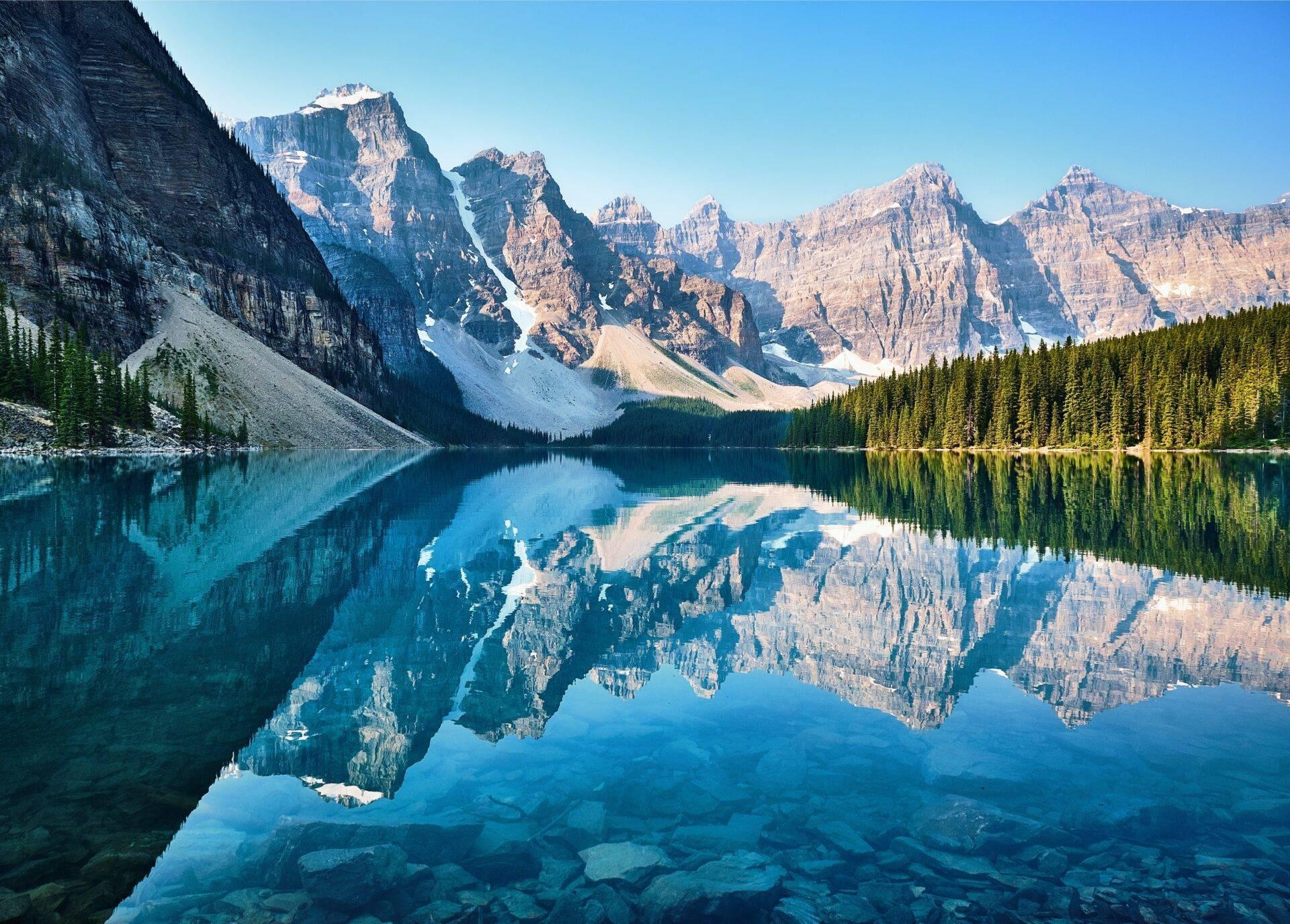 See und Berge in Kanada mit Wanderer beim Trekking
