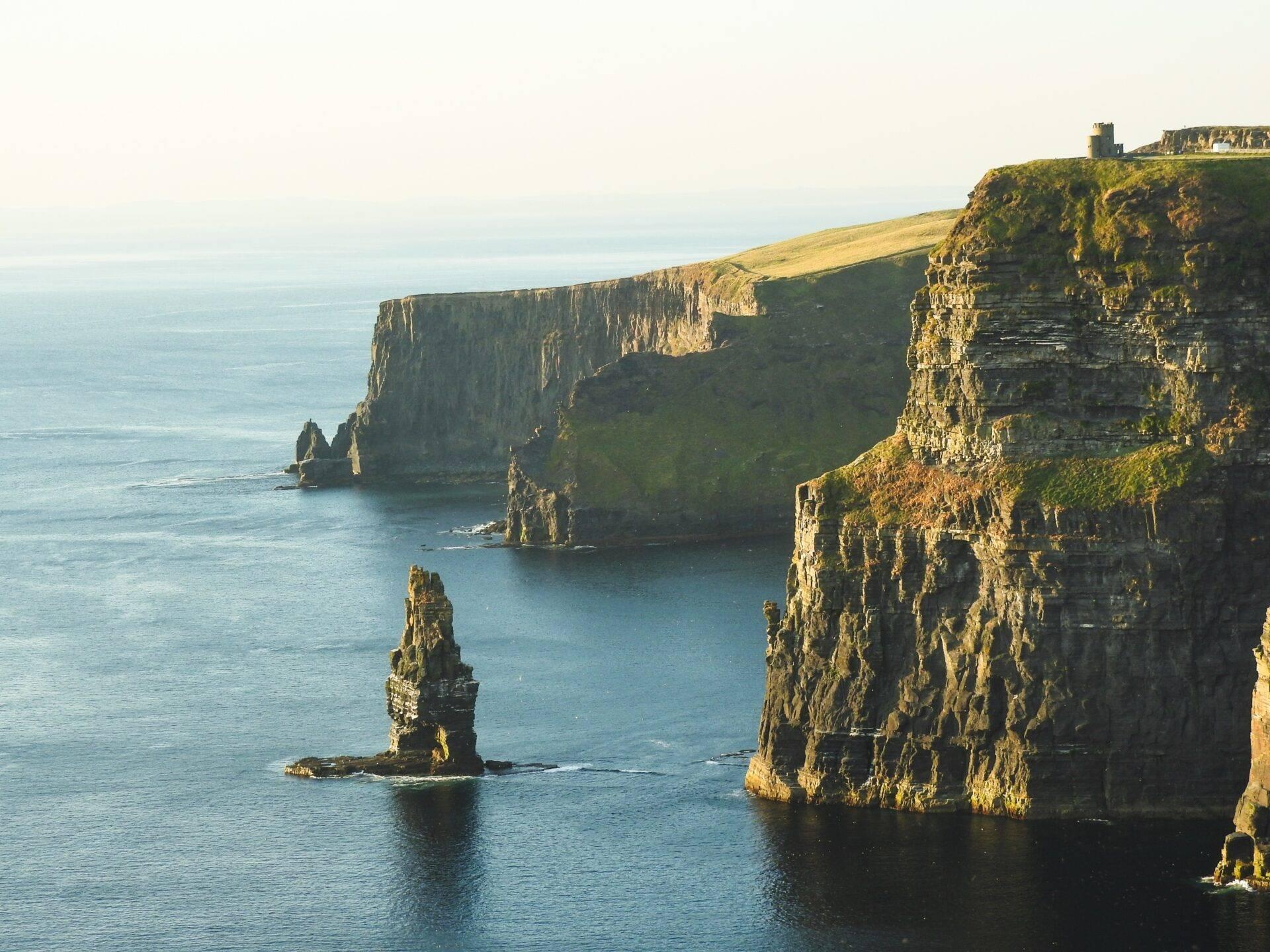 Irische Küstenklippen von der Straße aus gesehen, typische Landschaft einer Irlandreise