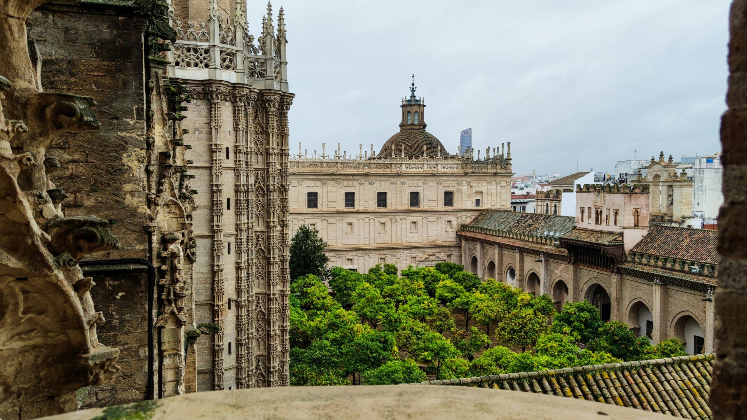 Vista de los edificios históricos de Sevilla con arquitectura gótica y renacentista, desde una terraza de la catedral