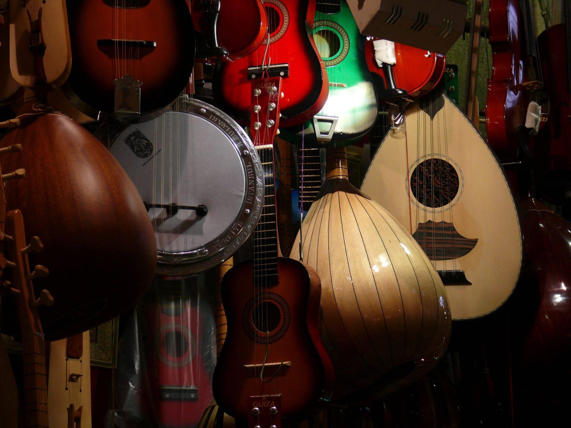 Collezione di strumenti a corda tradizionali turchi esposti in un negozio di musica, tra cui oud e liuti orientali