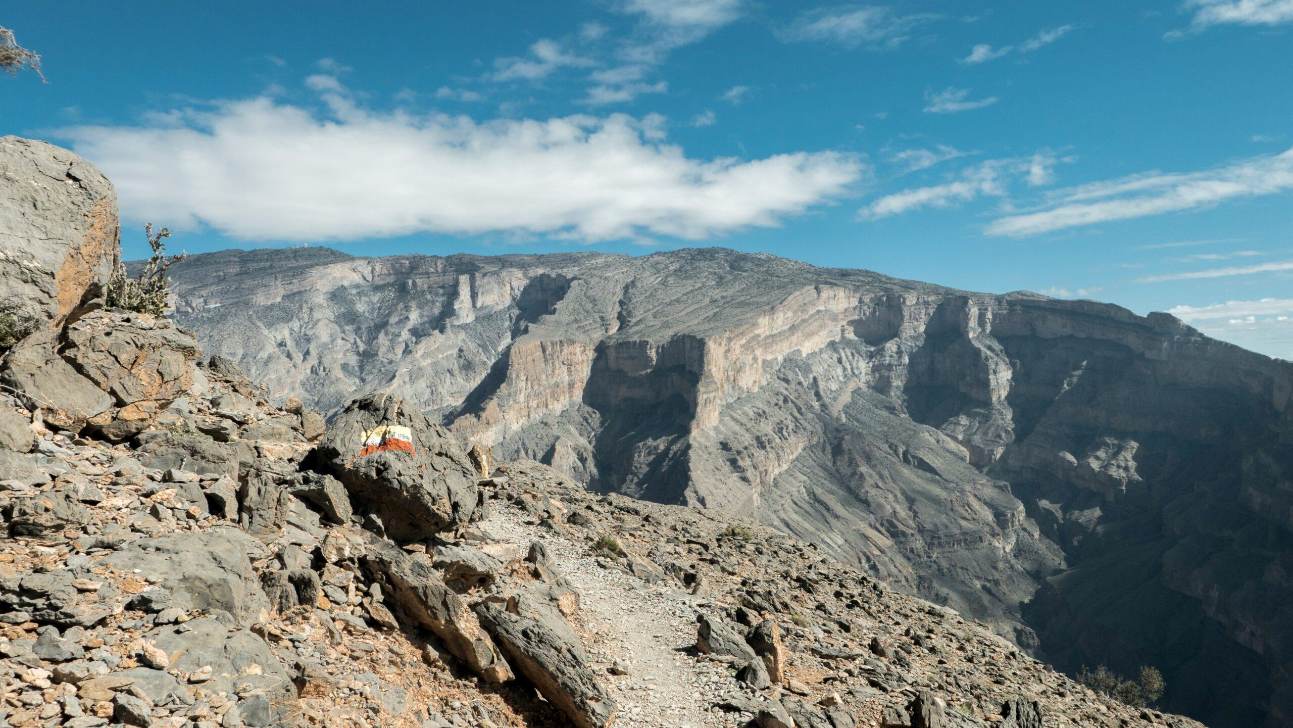 Kultivierte Terrassenfelder mit Granatapfelbäumen und blühenden Rosenbeeten auf dem Plateau des Jebel Akhdar, Hajar-Gebirge, Oman