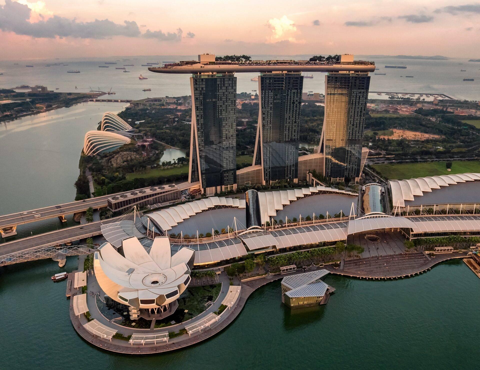 Skyline von Singapur bei Nacht von der Marina Bay aus, Reise nach Südostasien