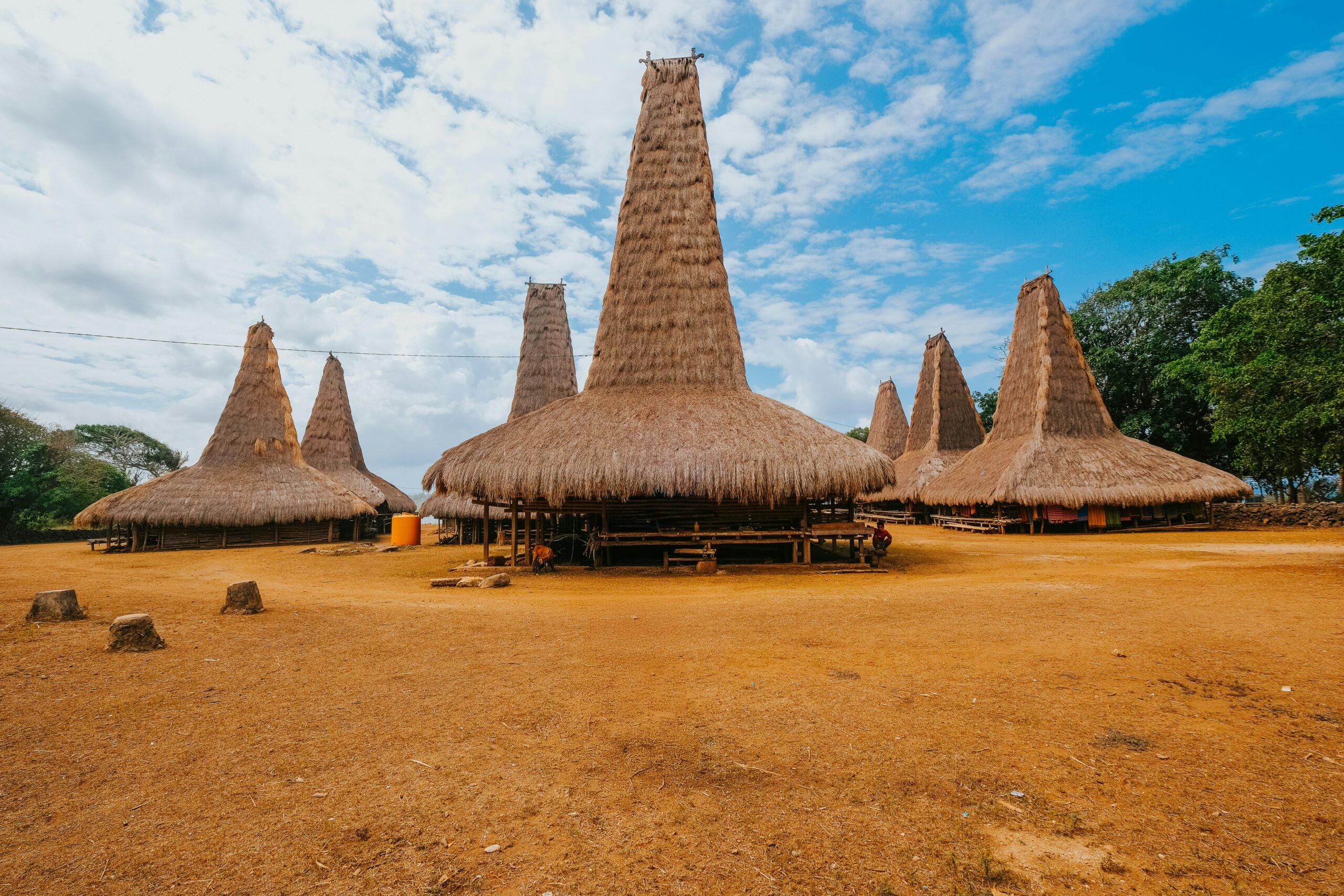 Traditionelles Dorf mit konischen Stroh- und Schilfdächern, typisch für die indonesische Lokalarchitektur