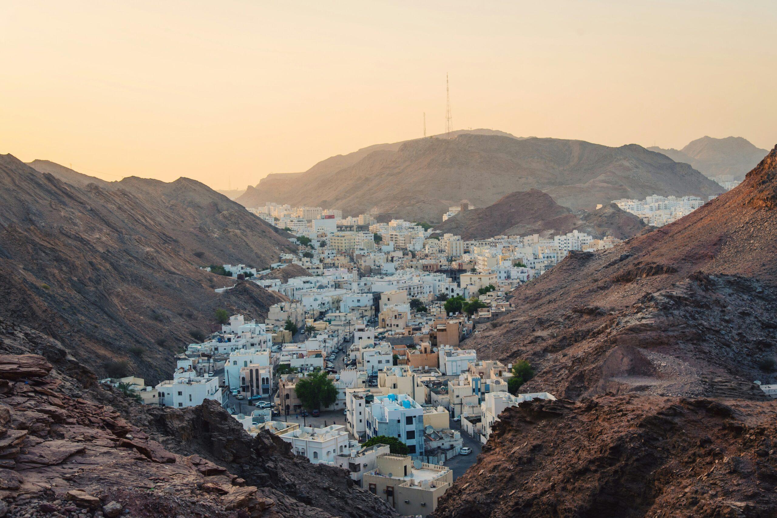 Souk von Mutrah und die portugiesischen Festungen Jalali und Mirani mit dem Al-Alam-Palast im Hintergrund, Maskat, Oman