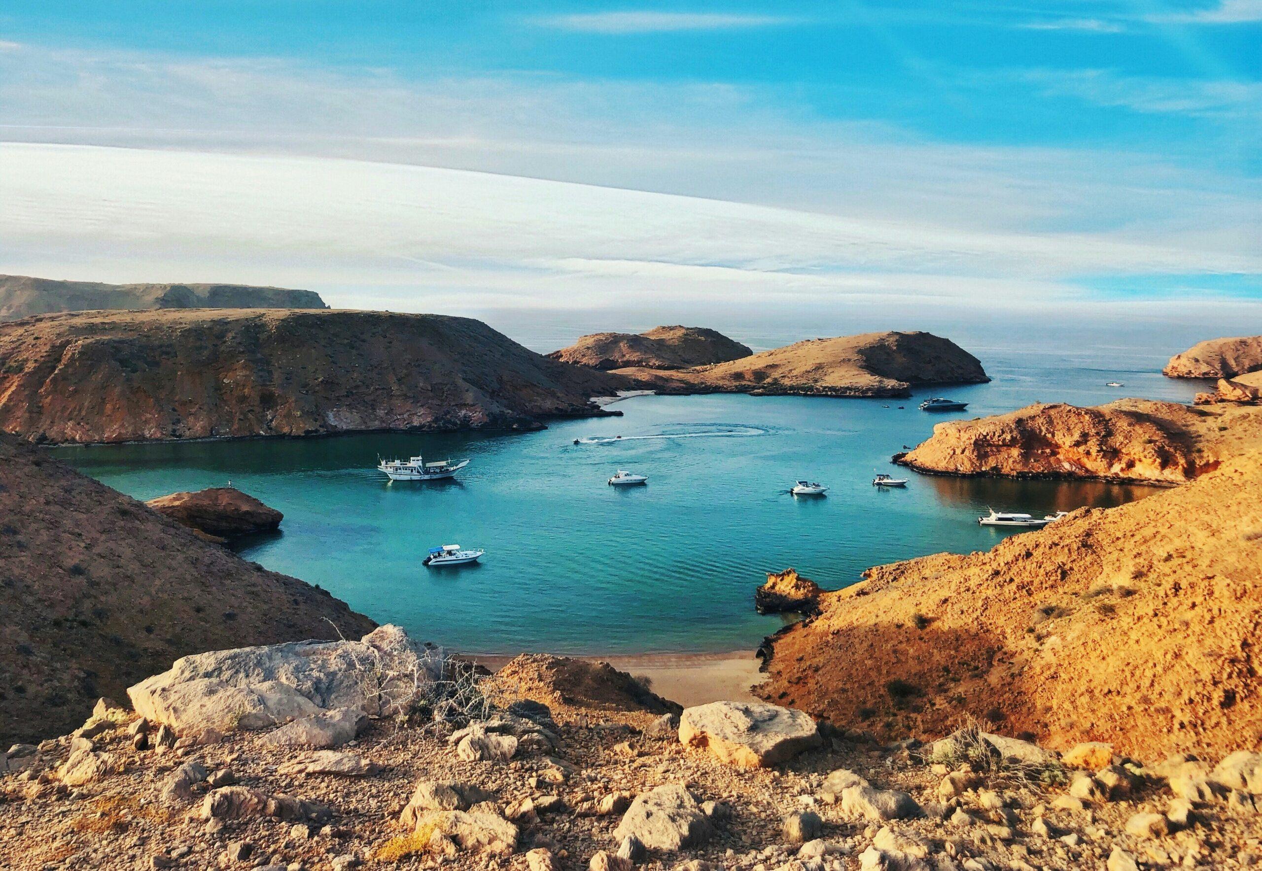 Meeresschildkröte in den kristallklaren Gewässern des Daymaniyat-Archipels, Naturschutzgebiet Oman