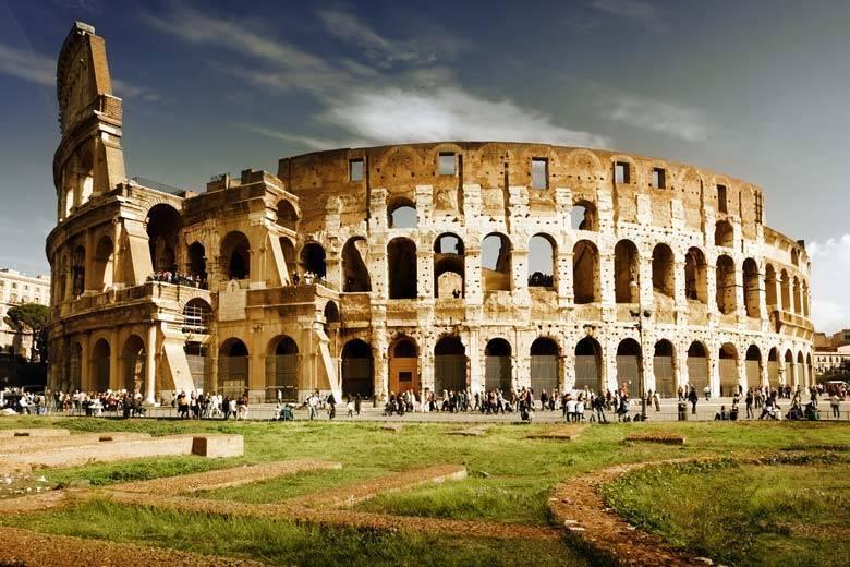 Reisender vor einem historischen Monument in Rom, Italien