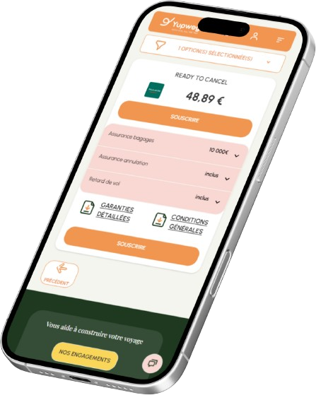 Reisender, der Reiseversicherungsangebote online auf seinem Smartphone vergleicht, bevor er aufbricht