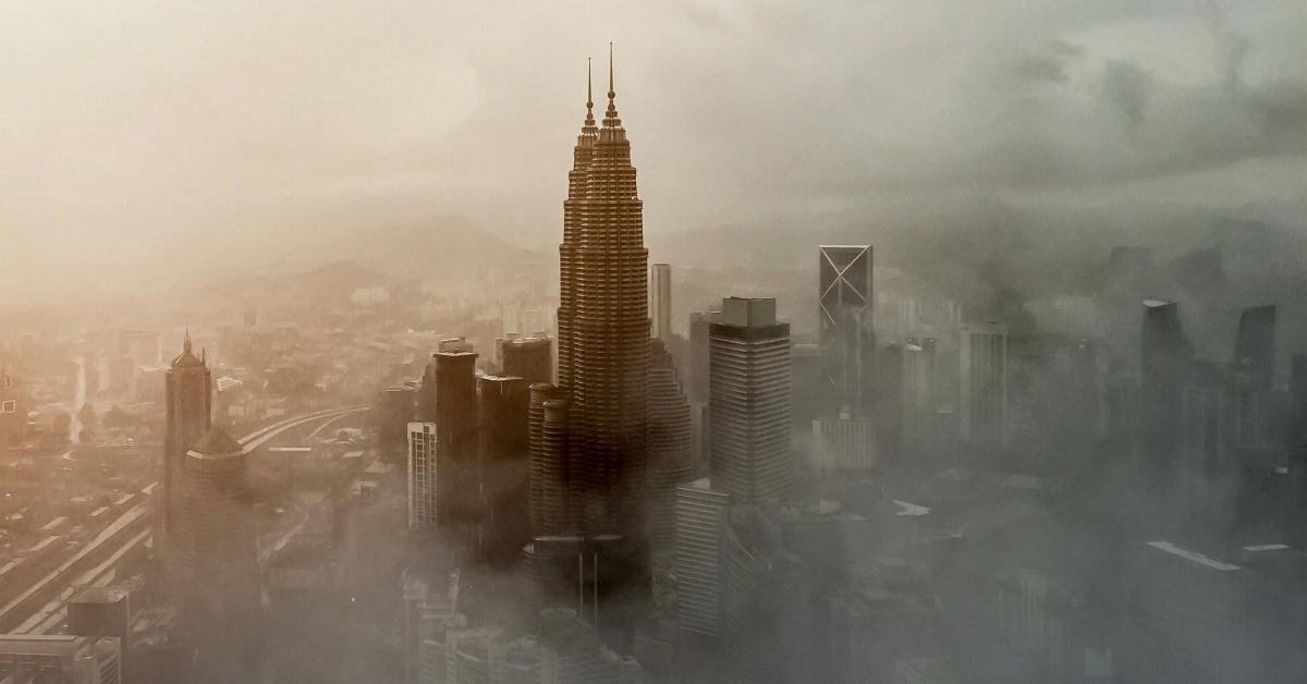 Blick auf die Petronas Towers in Kuala Lumpur beim Sonnenuntergang, Reise nach Malaysia