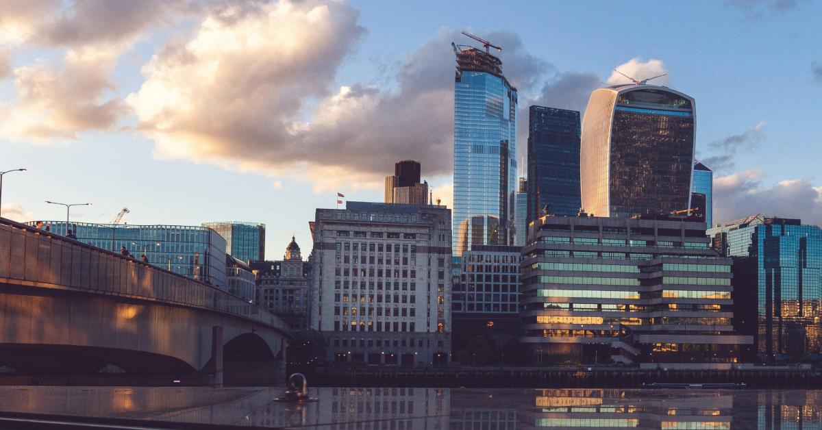 Luftaufnahme von London mit der Tower Bridge und der Themse, Reiseziel Großbritannien