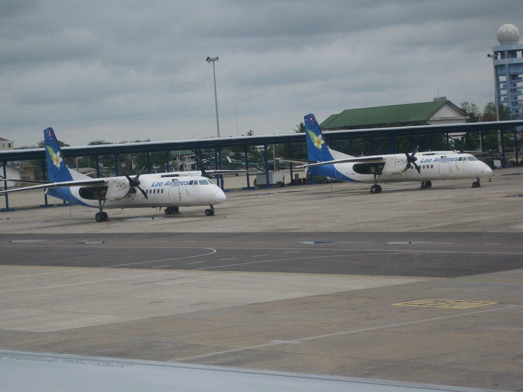 Reisender hält seinen Reisepass am Flughafen vor dem Abflug ins Ausland