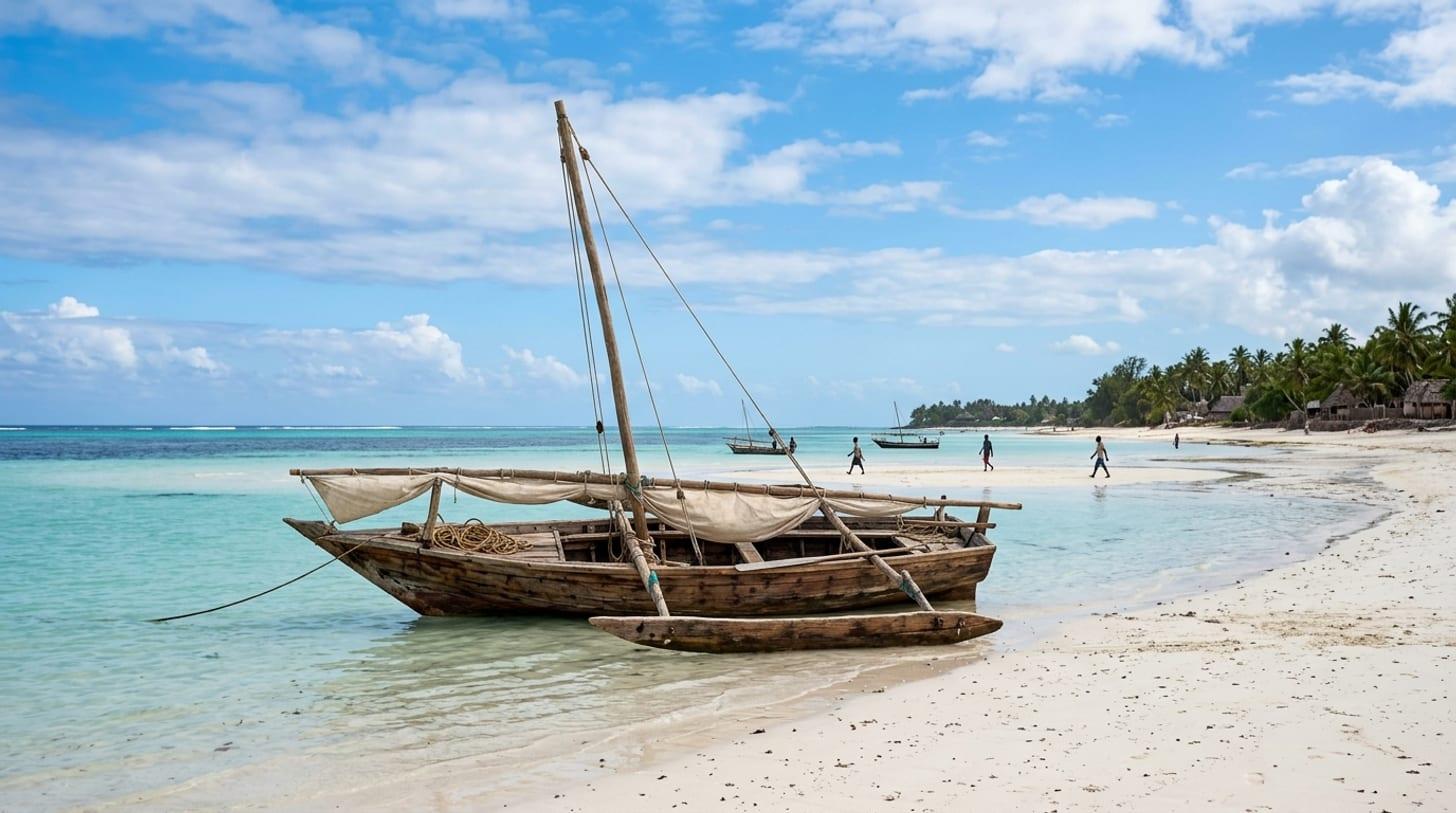 Dhow tradizionale in legno adagiato sulla laguna turchese di una spiaggia di Zanzibar con la bassa marea