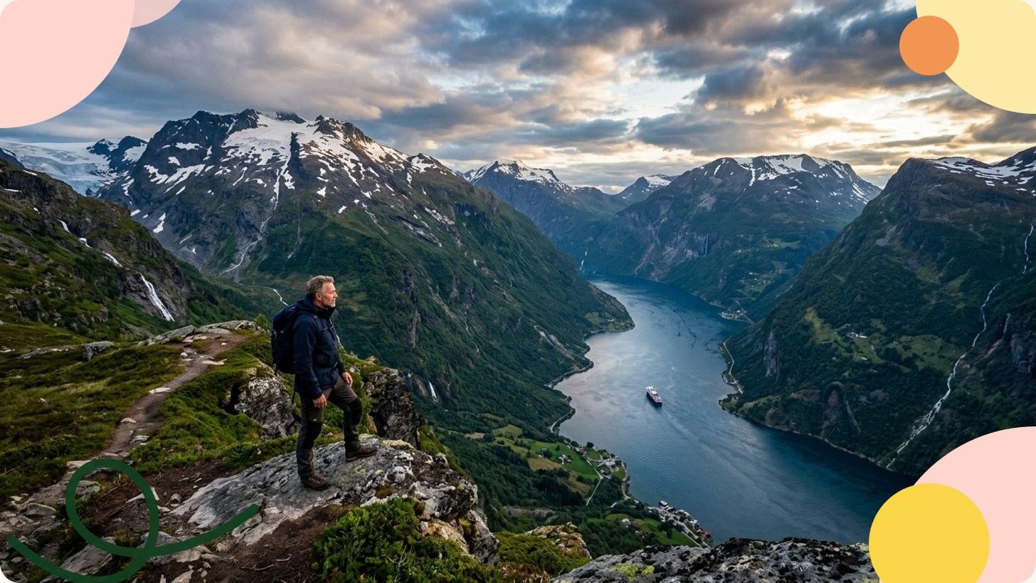 Randonneur dominant un fjord norvégien au soleil couchant, sommets enneigés et eaux calmes