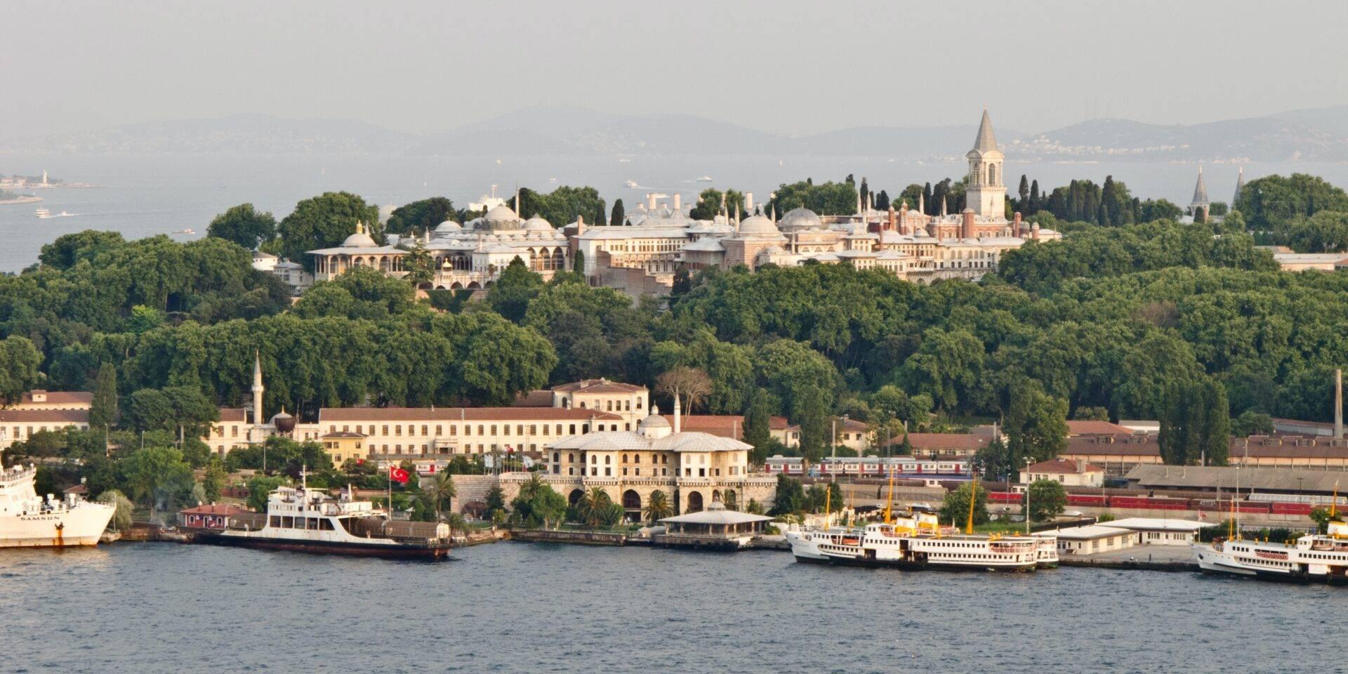 Vista panoramica di un palazzo ottomano sulle rive dello stretto, circondato dal verde e da monumenti storici