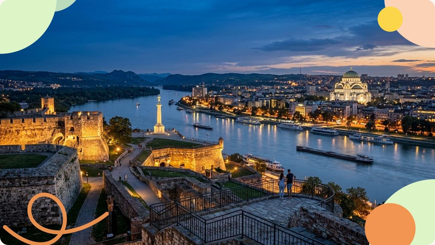 Vue nocturne d'un pont illuminé enjambant le Danube à Belgrade, Serbie