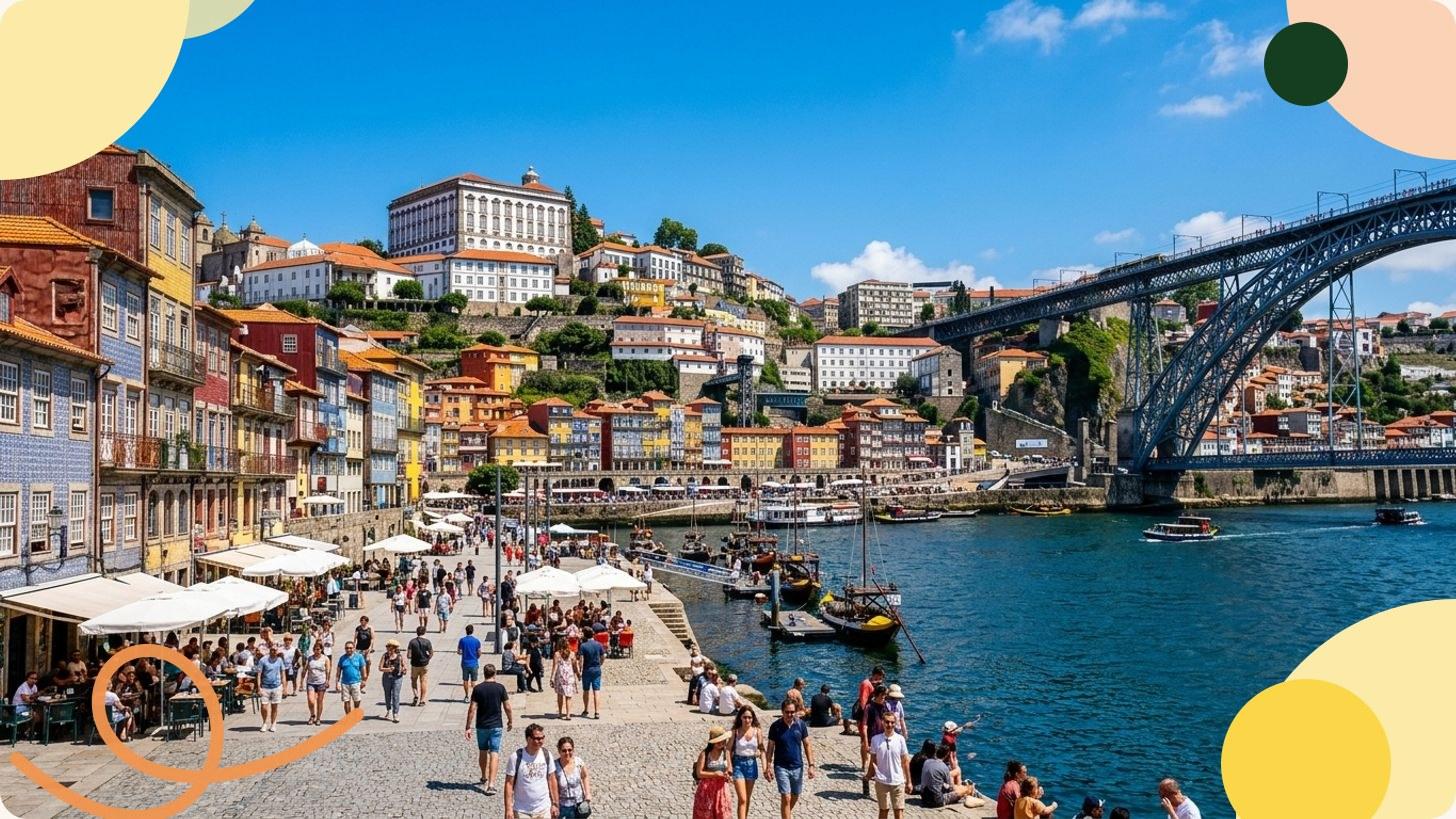 Vue sur le quartier de Ribeira à Porto, avec ses façades colorées le long du Douro et le pont Dom Luís I en arrière-plan