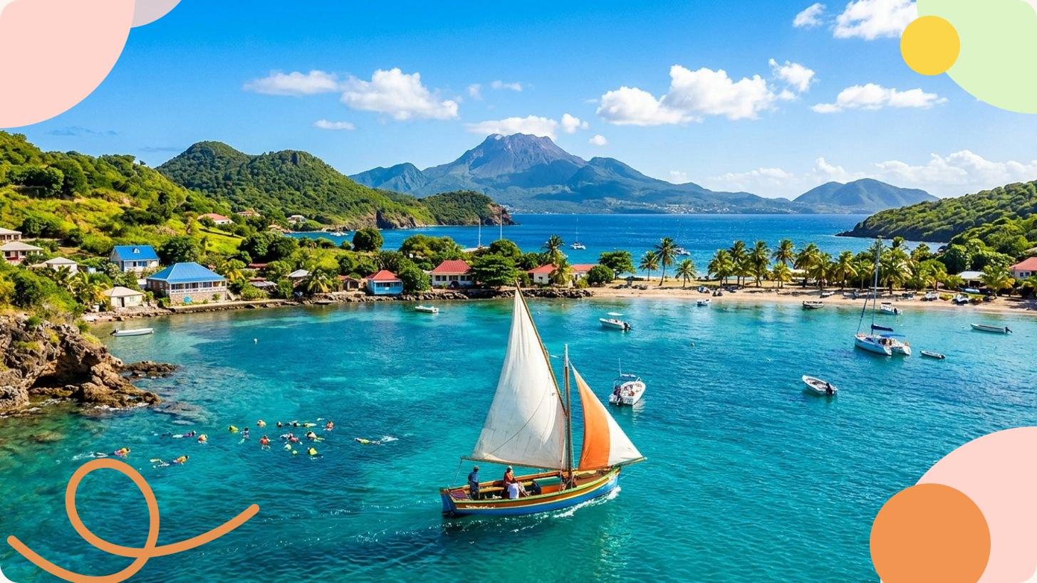 Weißer Sandstrand mit türkisblauem Wasser auf Guadeloupe, granitische Felsformationen und tropische Vegetation