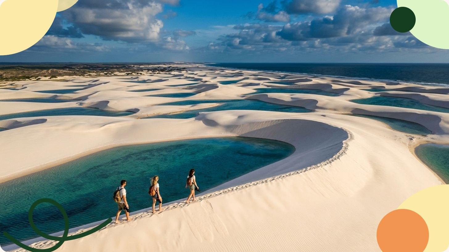 Vue aérienne d'une plage urbaine brésilienne bondée avec buildings en arrière-plan et montagnes verdoyantes
