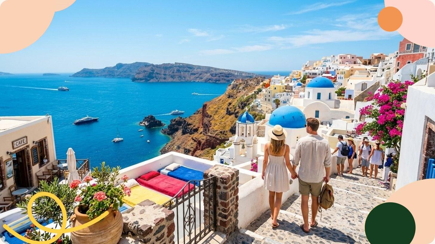 Côte méditerranéenne européenne avec village blanc, mer turquoise et bateaux en été