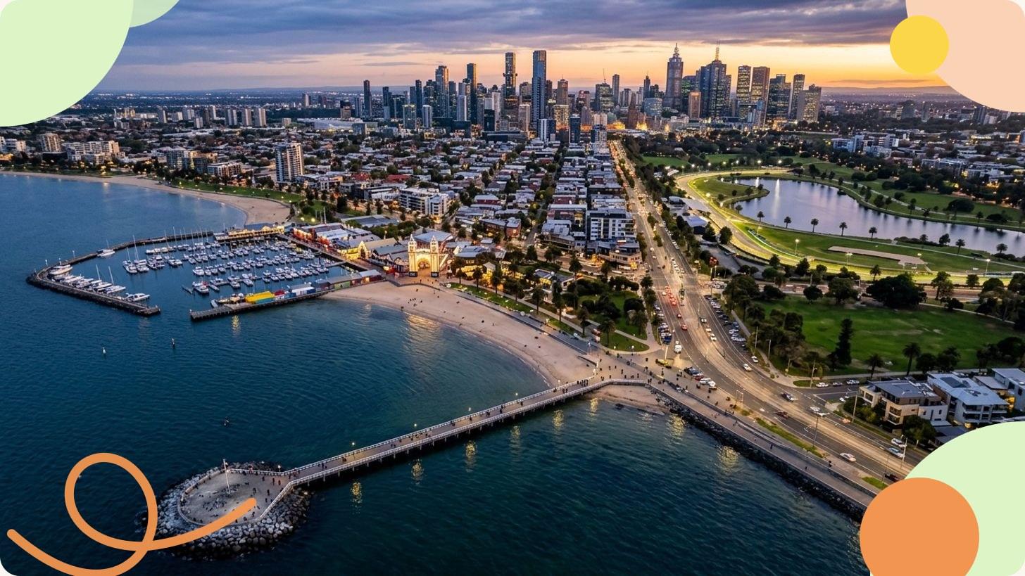Vue panoramique sur le skyline de Melbourne depuis les rives de la Yarra River au crépuscule