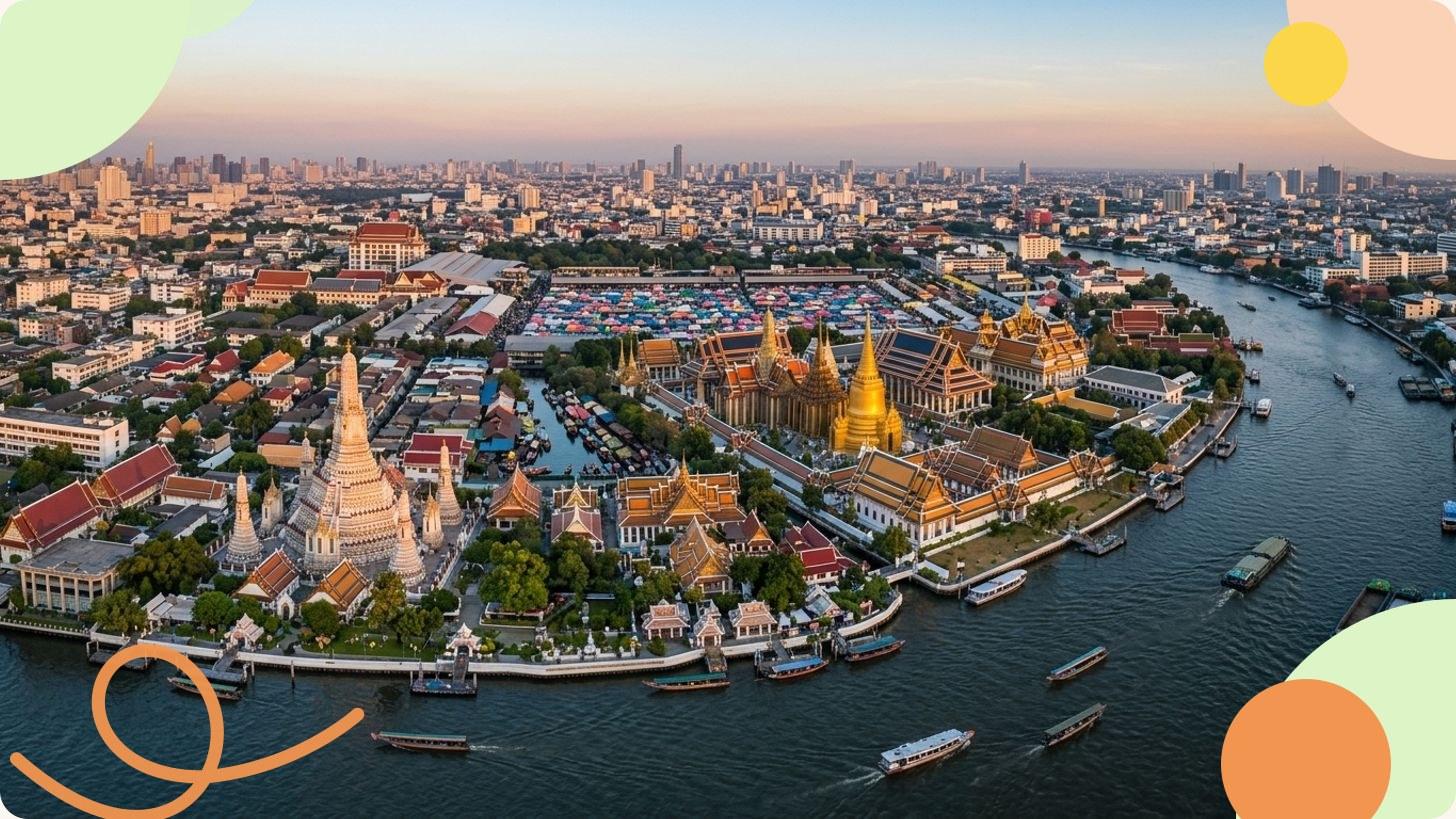 Le Wat Arun illuminé au coucher du soleil sur les rives du Chao Phraya à Bangkok, Thaïlande