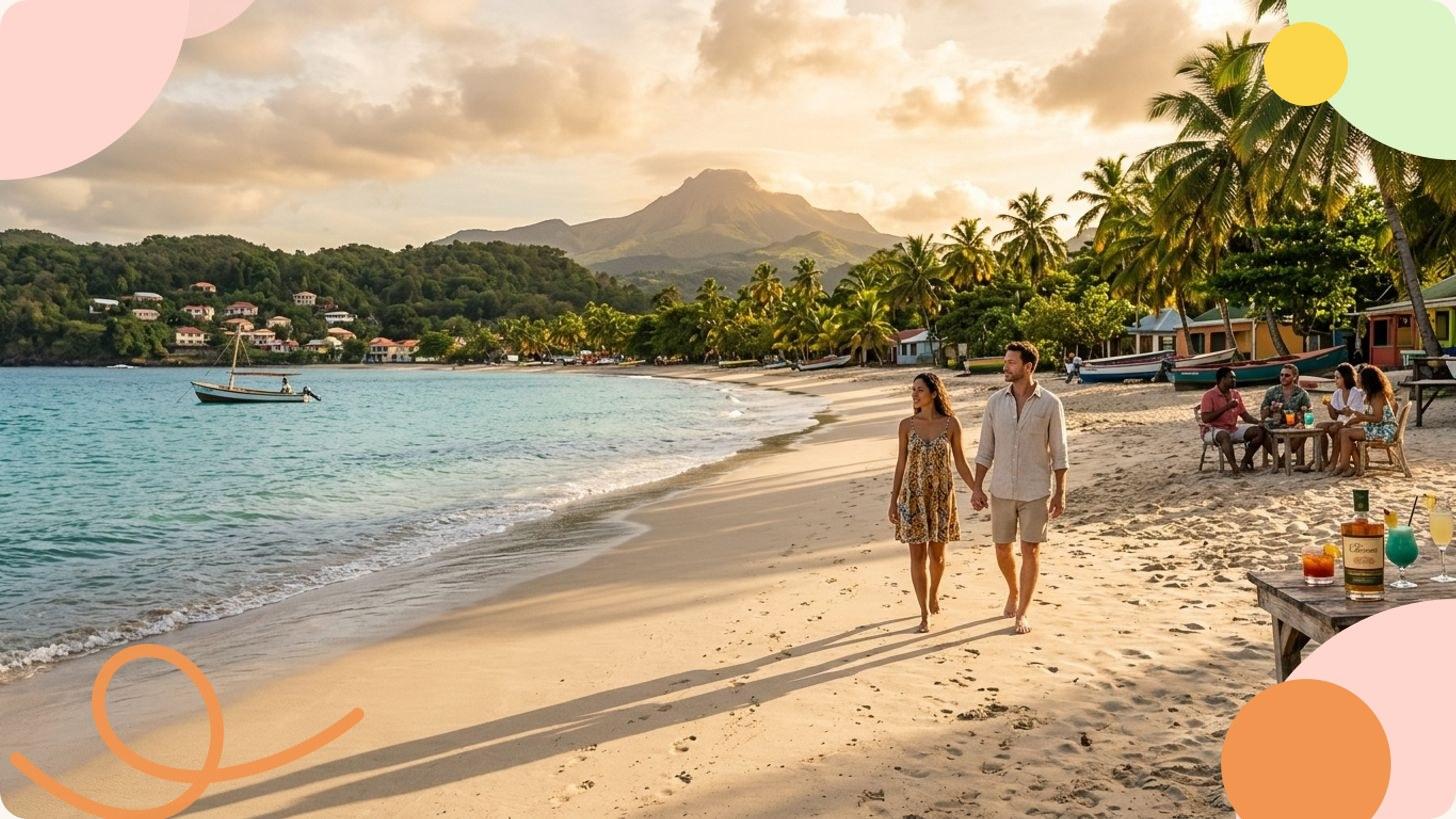 Tropischer Strand auf Martinique mit einer schräg gewachsenen Palme über weißem Sand und türkisfarbenem Karibikwasser unter strahlender Sonne