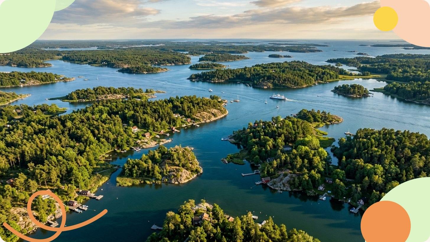 Panoramablick auf Gamla Stan, die mittelalterliche Altstadt Stockholms, mit roten Dächern und dem umliegenden Wasser im Abendlicht
