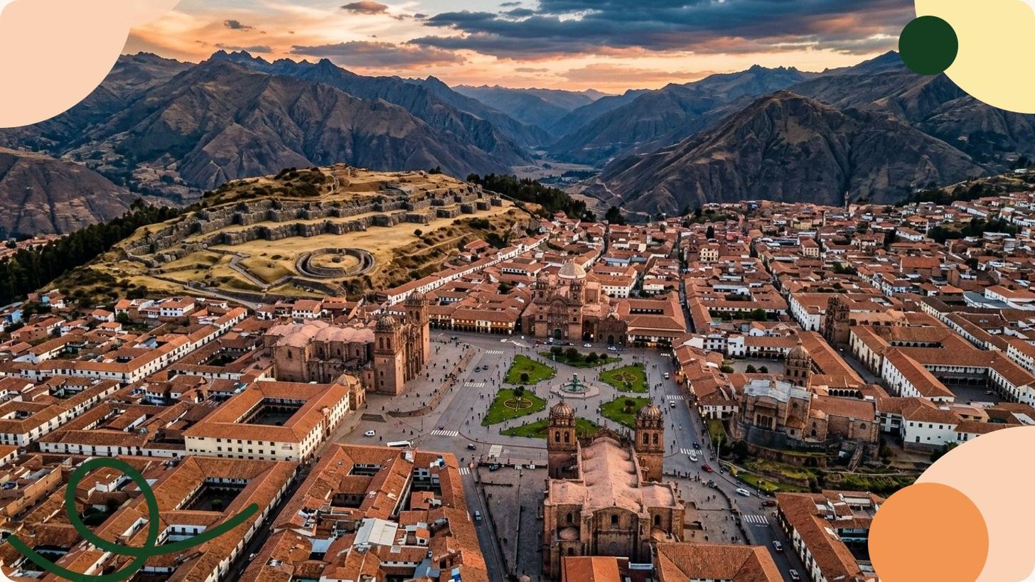 Vue aérienne de la Plaza de Armas de Cusco avec cathédrale baroque coloniale, jardins et fontaine centrale