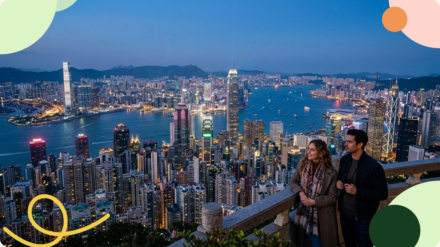 Vue aérienne de Hong Kong au coucher de soleil, gratte-ciel, baie et montagnes verdoyantes